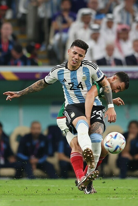 2022년 2022년 FIFA 월드컵에서 아르헨티나 소속으로 뛰고 있는 페르난데스. 그는 경기를 끊고 점유율을 되찾는 능력으로 주목받고 있다.