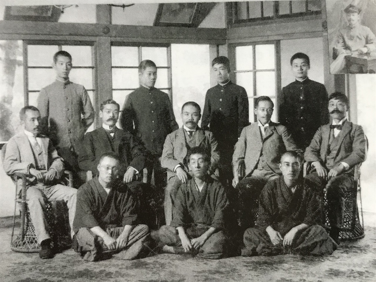 도쿄 제국대학 언어학과 (1905년). 앞줄 오른쪽부터 오구라 신페이, 이하 후유, 간다 조타로. 가운데 줄 오른쪽부터 호시나 고이치, 야스기 사다토시, 우에다 만넨, 후지오카 가쓰지, 니이무라 이즈루. 뒷줄 오른쪽부터 하시모토 신키치, 도쿠자와, 고토 아사타로, 긴다이치 교스케.