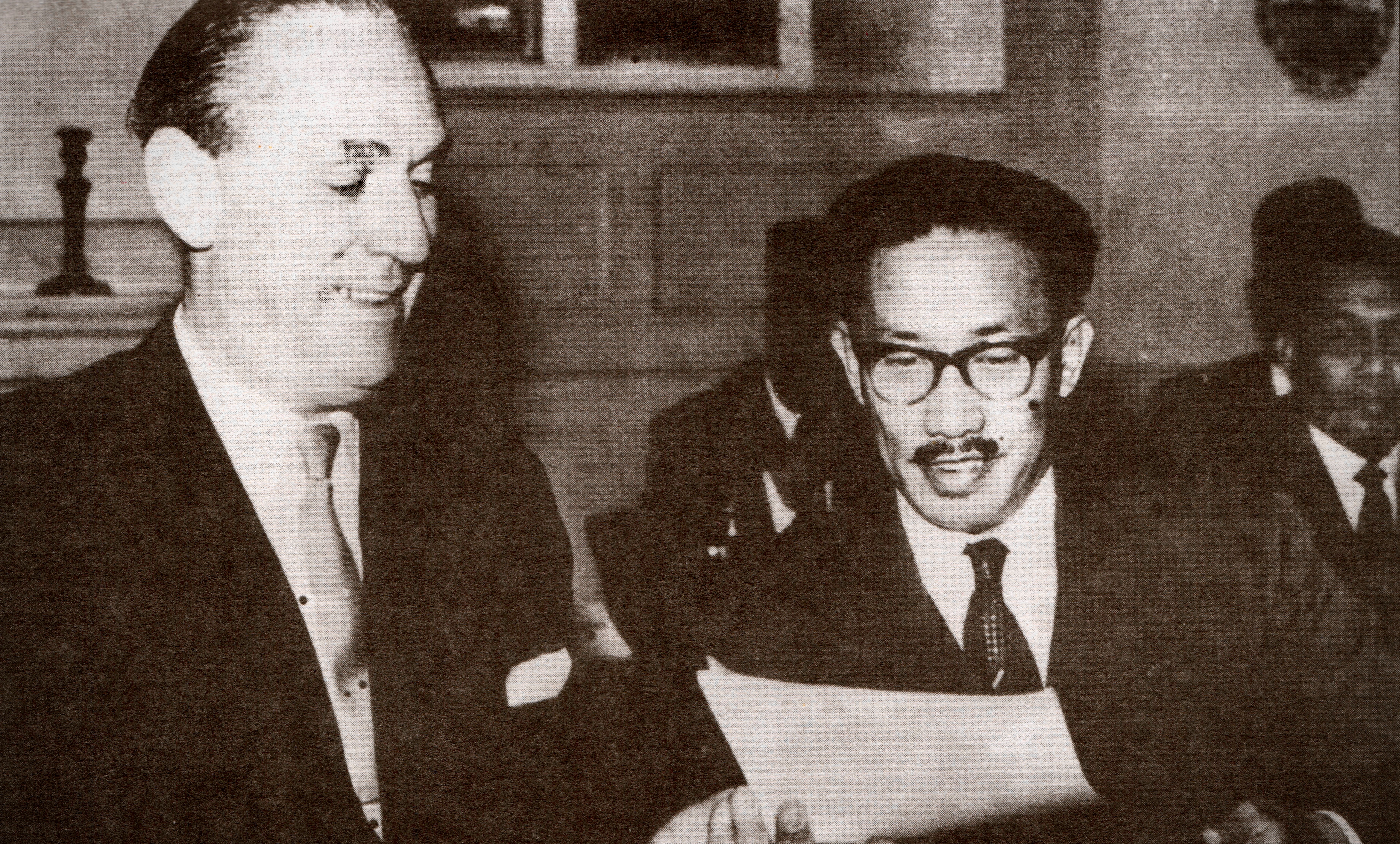 Alan Lennox-Boyd and Omar Ali Saifuddien at the signing of the Brunei Agreement in London, 1959