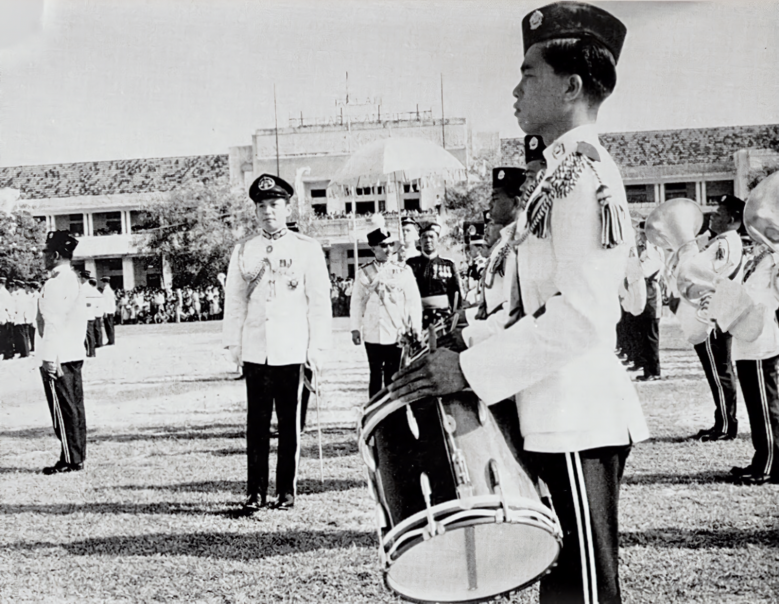 Omar Ali Saifuddien inspecting the newly formed Royal Brunei Malay Regiment Band in 1962