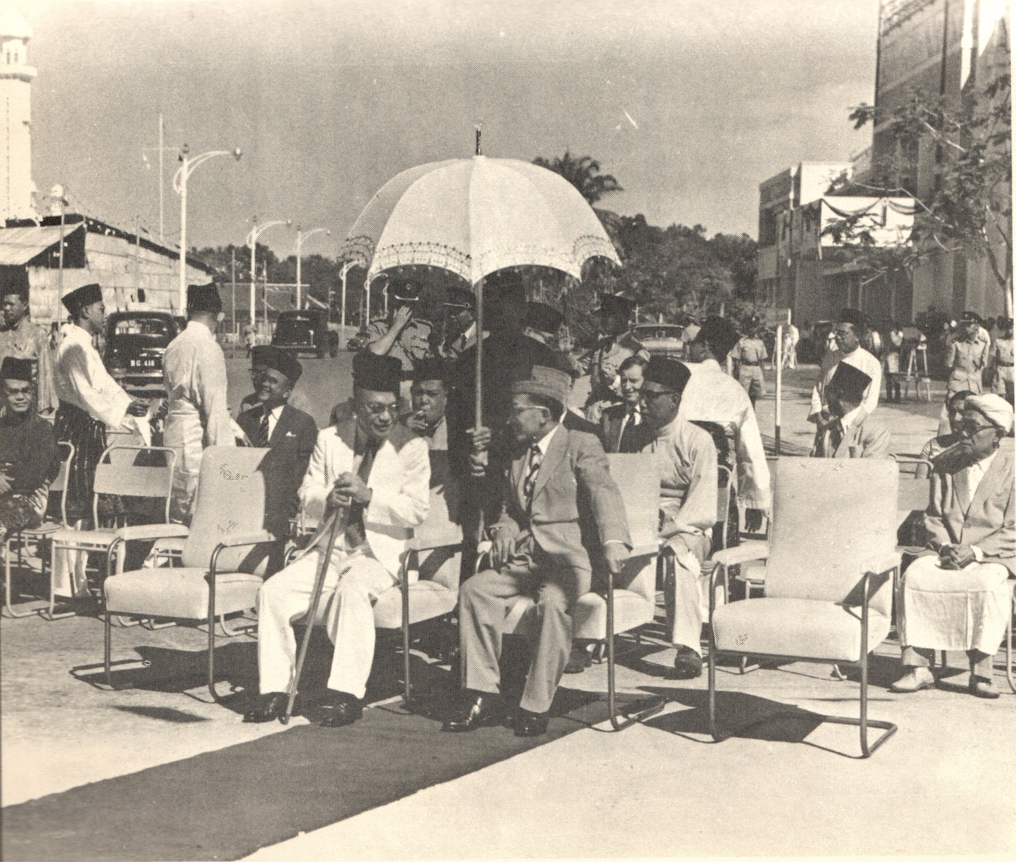 Tuanku Abdul Rahman (left) and Omar Ali Saifuddien (right) in 1959