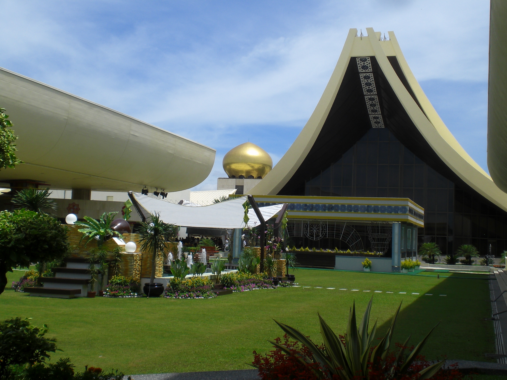 Istana Nurul Iman, kediaman resmi Sultan Brunei, di Bandar Seri Begawan.