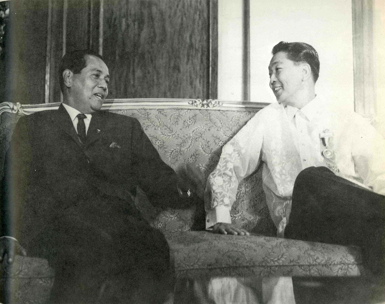 1965년 12월 30일, 취임식장으로 향하기 전 말라카냥궁 음악실에서 현직 대통령 디오스다도 마카파갈에게 영접받는 페르디난드 마르코스 당선인