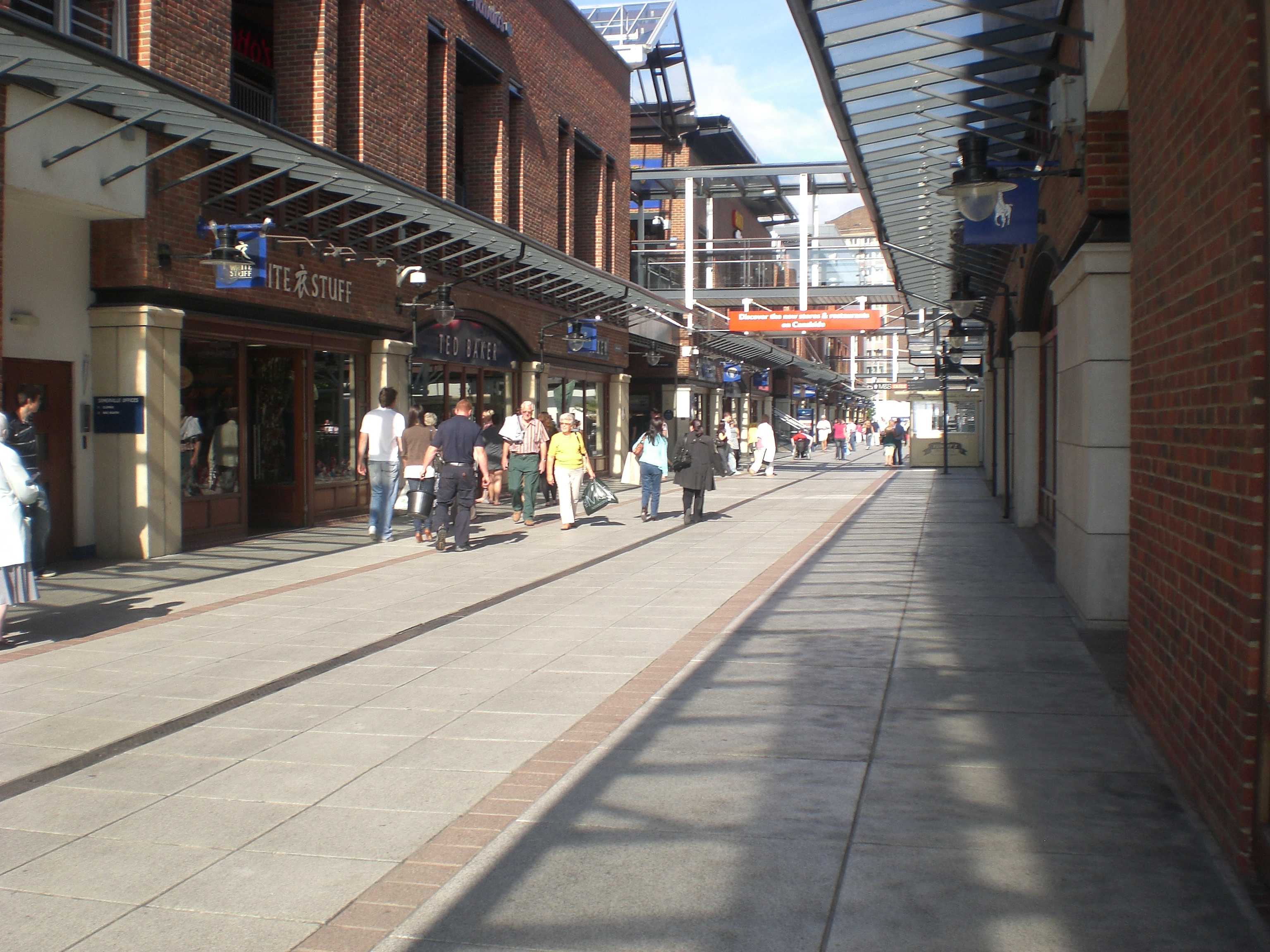 건워프 퀘이(Gunwharf Quays) 쇼핑센터의 일부 상점 전경입니다.