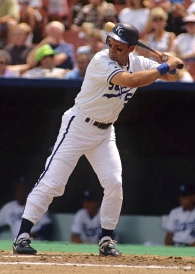 George Brett이 홈베이스에서 배트를 어깨에 걸치고 흰색 야구 유니폼을 입고 있는 사진