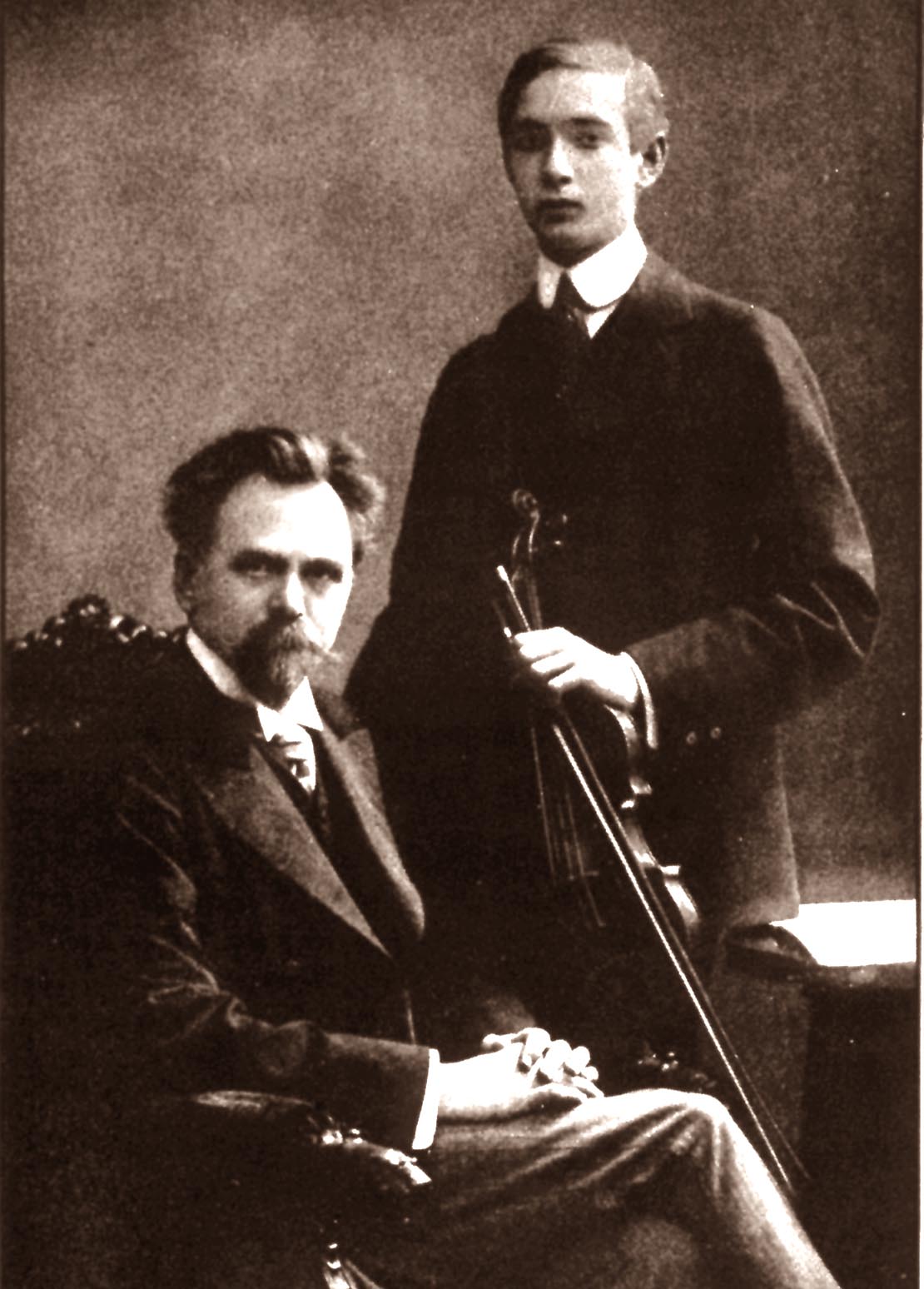 Hubay (kiri) dan Szigeti, sekitar 1910.