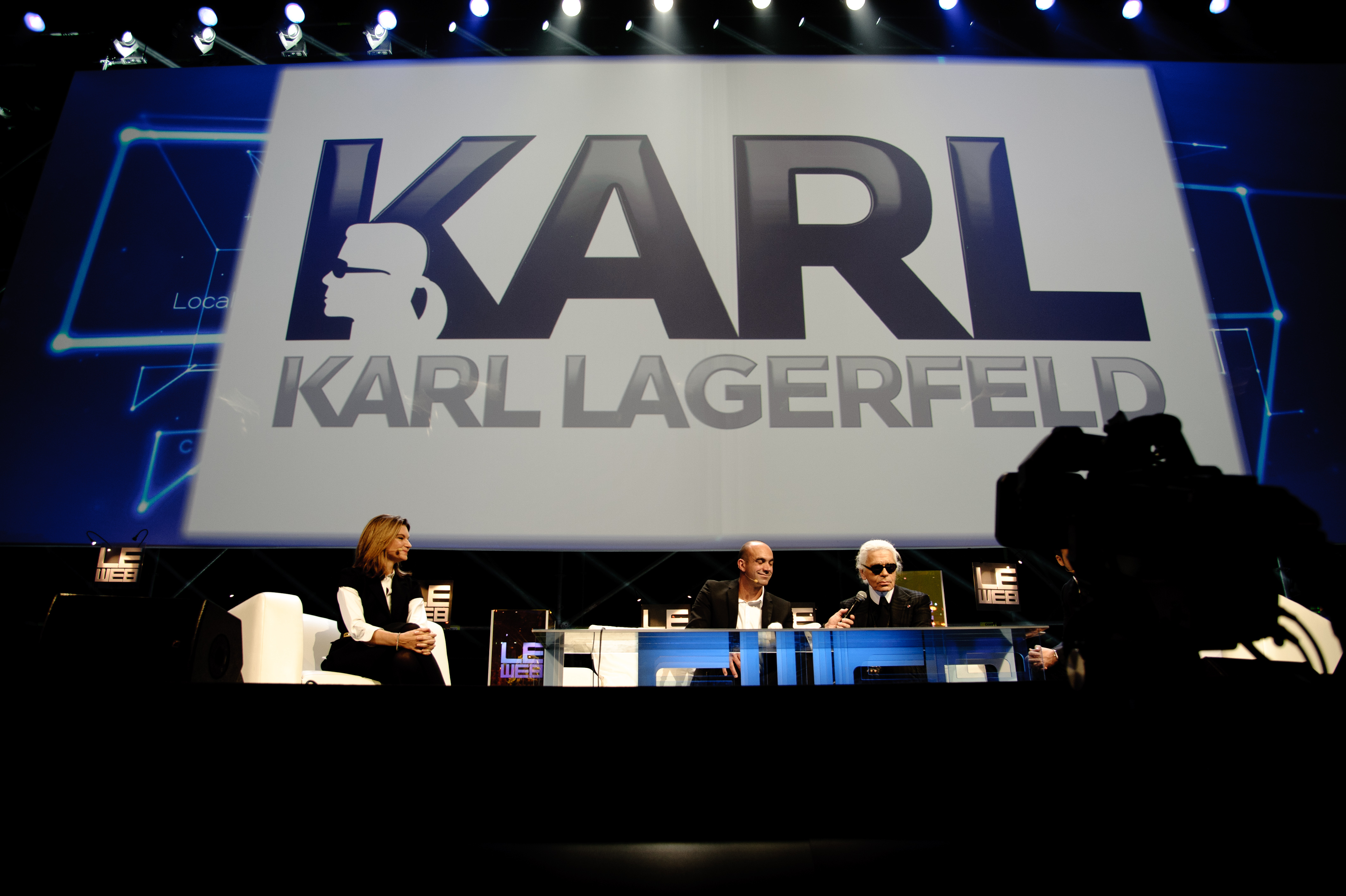 Logo jenama Lagerfeld yang menyerupai dirinya (Disember 2011)