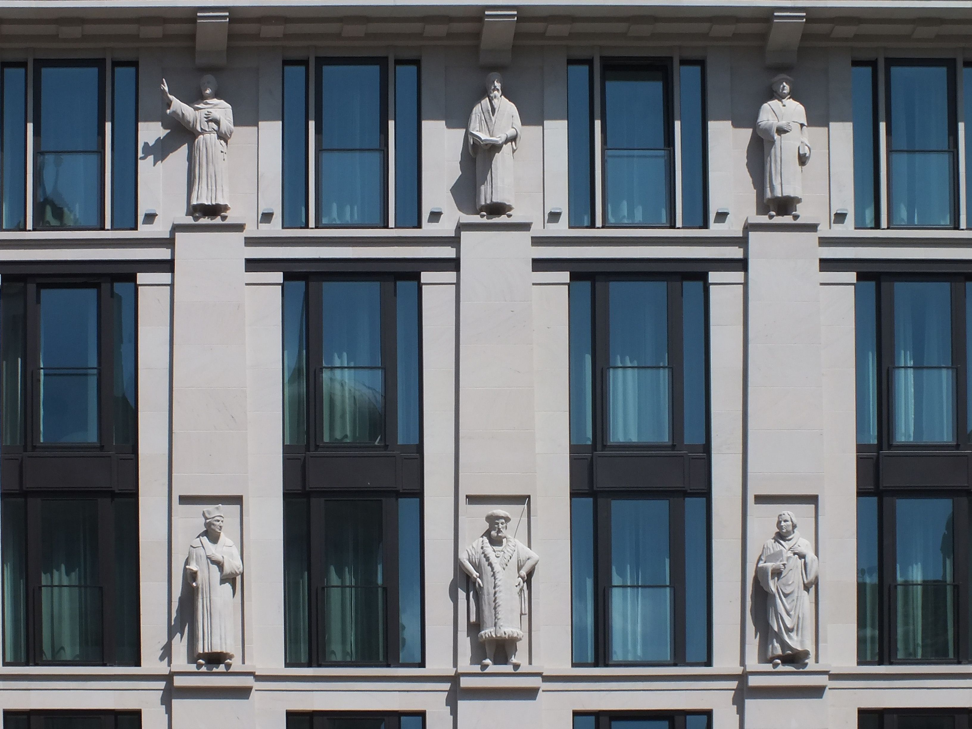 라이프치히 부르크플라츠(Burgplatz) 통로 건물 외벽의 조각상들