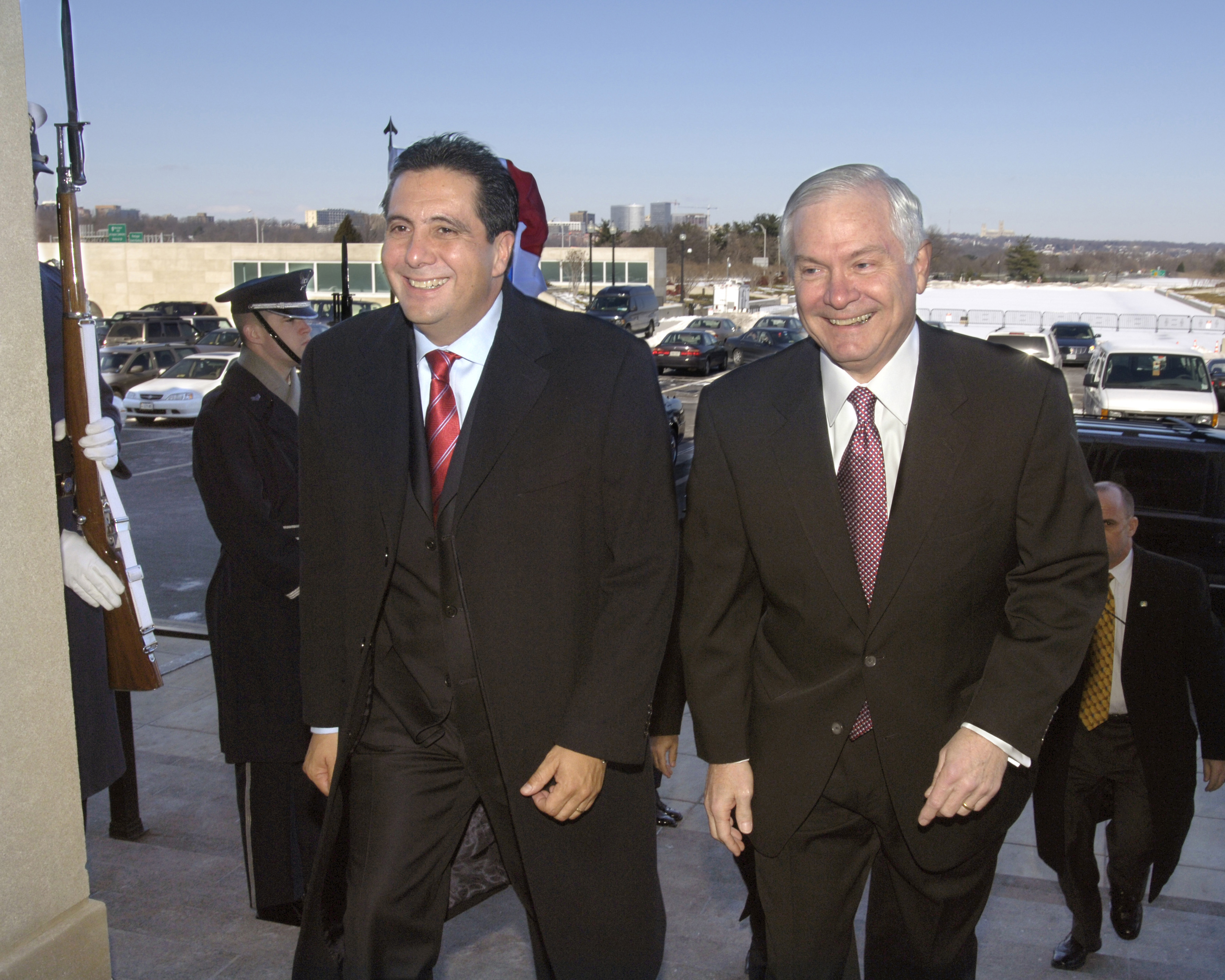 Martín Torrijos (kiri) dan Robert Gates dari Amerika Serikat di Pentagon untuk diskusi tentang masalah keamanan regional pada 16 Februari 2007.
