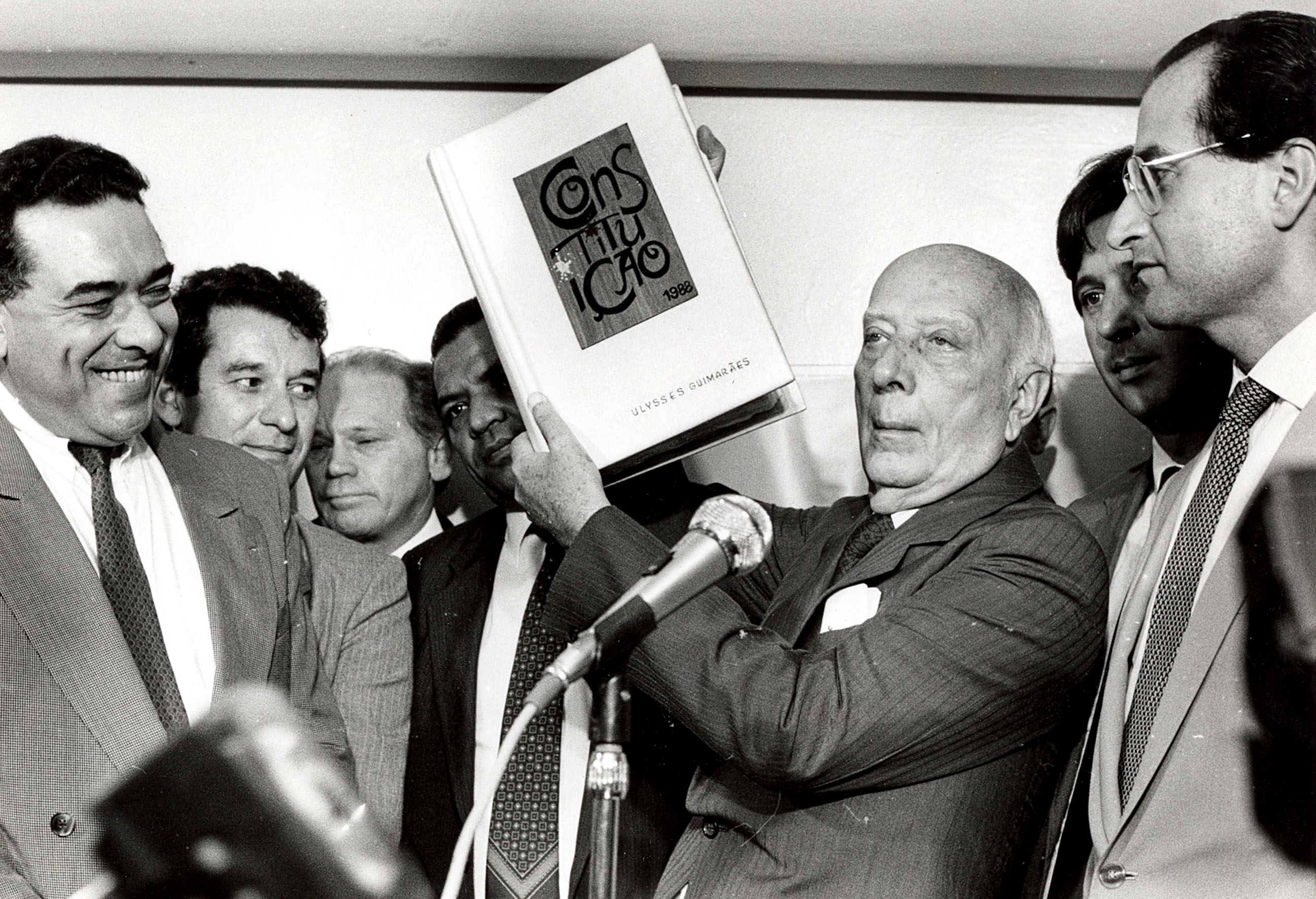 Ulysses Guimarães holding the Constitution of 1988.