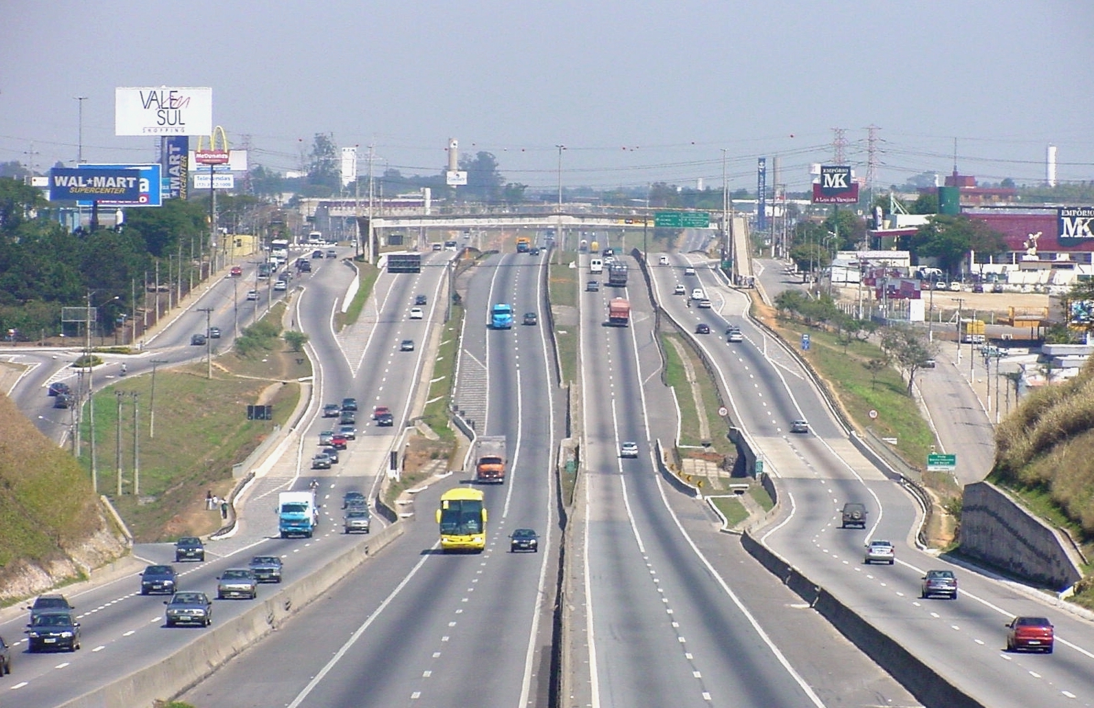 BR-116 in São José dos Campos, São Paulo, the longest highway in the country, with 2.8 K mile (4.54 K km) of extension.
