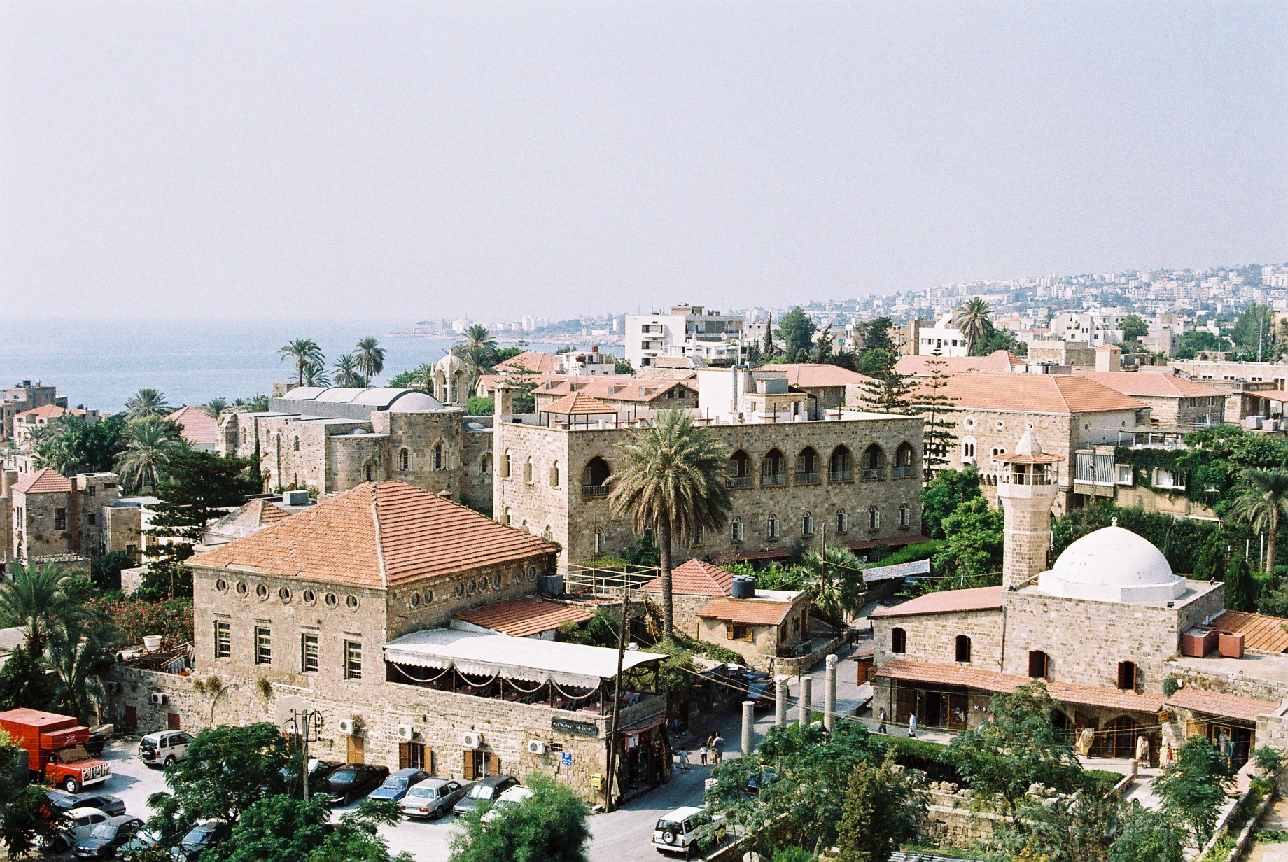 Byblos diyakini pertama kali dihuni antara 8800 dan 7000 SM dan terus dihuni sejak 5000 SM, menjadikannya salah satu kota tertua yang terus dihuni di dunia. Ini adalah Situs Warisan Dunia UNESCO.