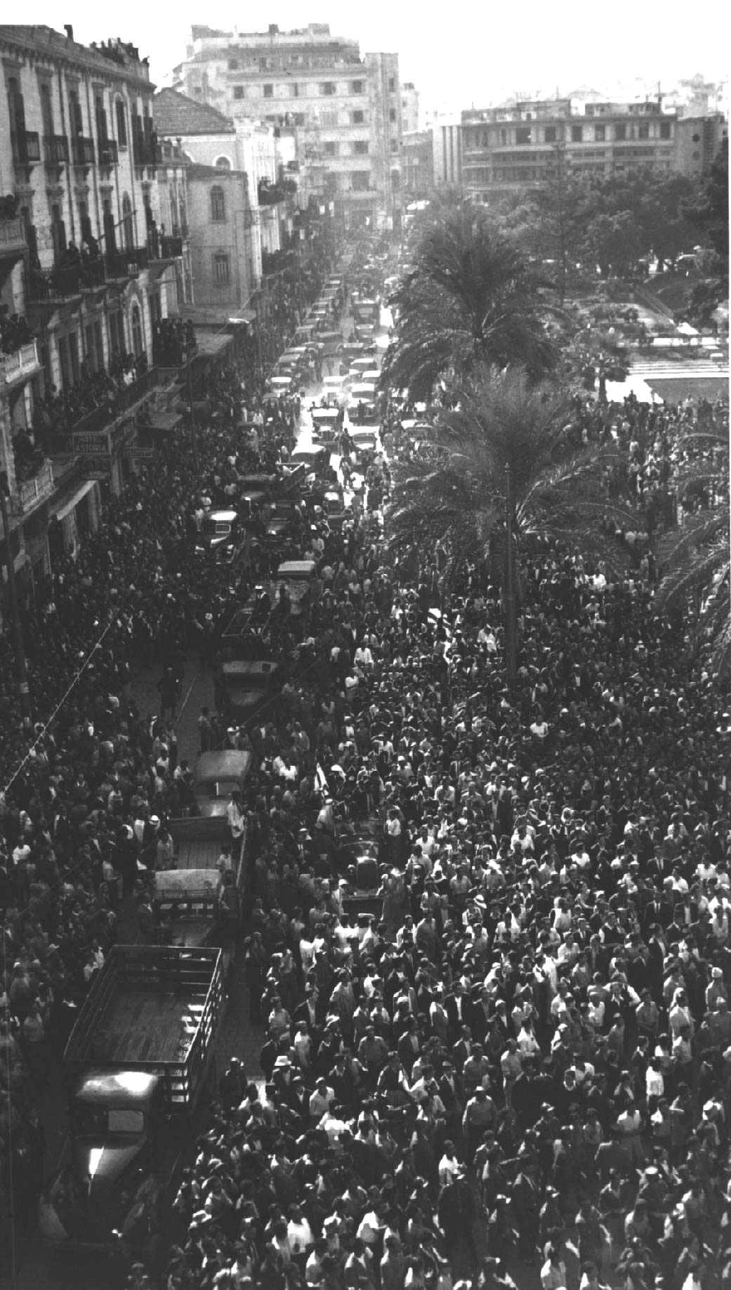 Alun-alun Martir di Beirut selama perayaan yang menandai pembebasan pemerintah Lebanon oleh Prancis dari penjara Rashayya pada tanggal 22 November 1943.