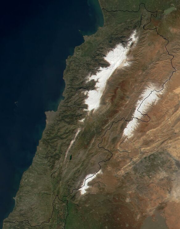 Lebanon dari luar angkasa. Tutupan salju terlihat di pegunungan Gunung Lebanon barat dan pegunungan Anti-Lebanon timur.