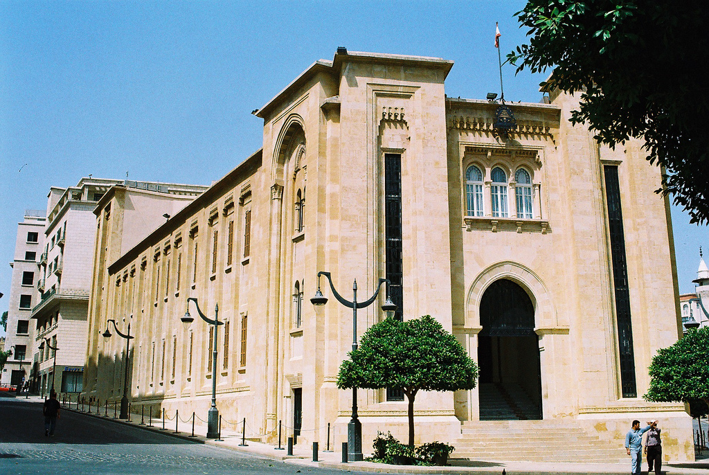 Gedung Parlemen Lebanon di Place de l'Étoile.
