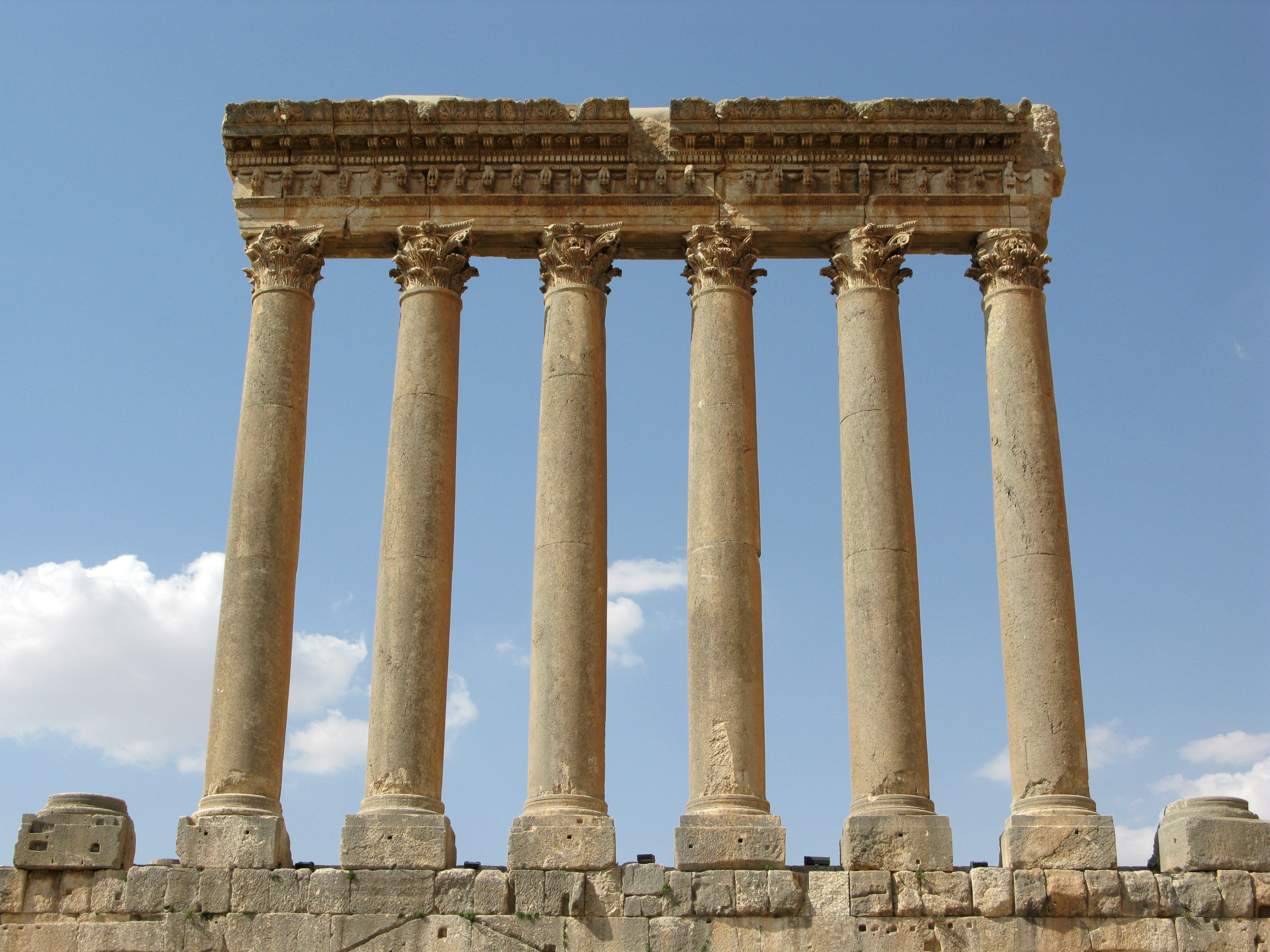 Ibu kota Korintus dari Kuil Jupiter di Baalbek.
