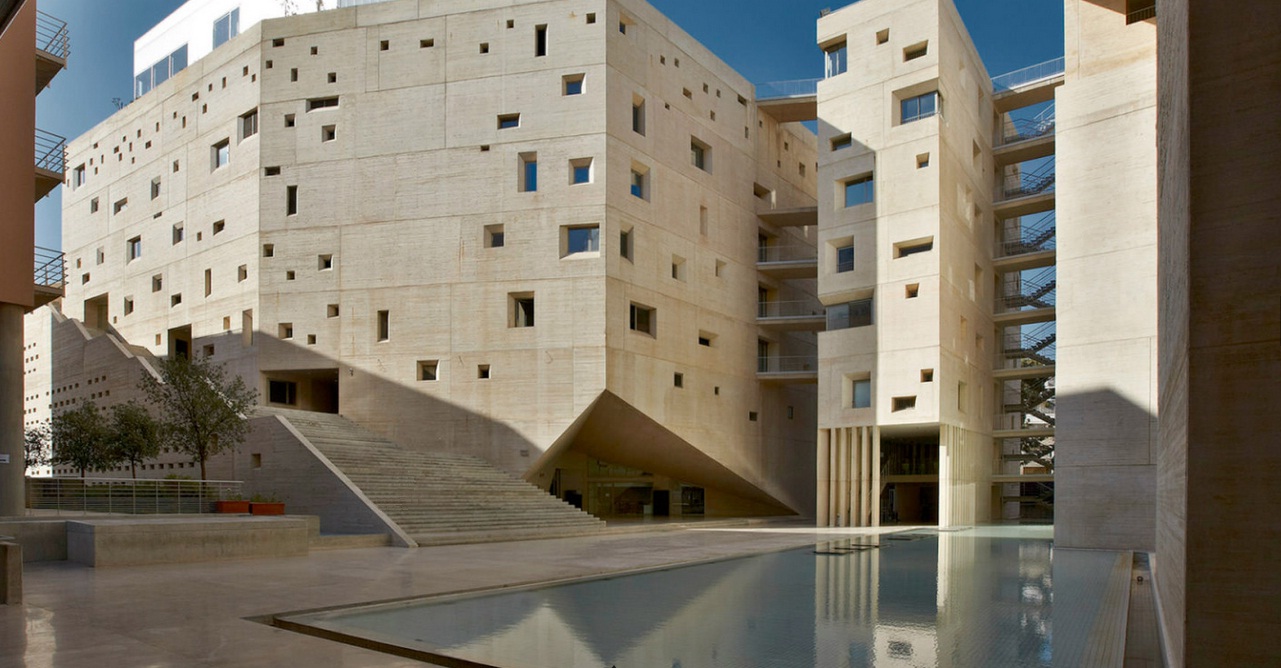 Kampus Inovasi dan Olahraga Universitas Santo Yosef Beirut di Jalan Damaskus, Beirut.
