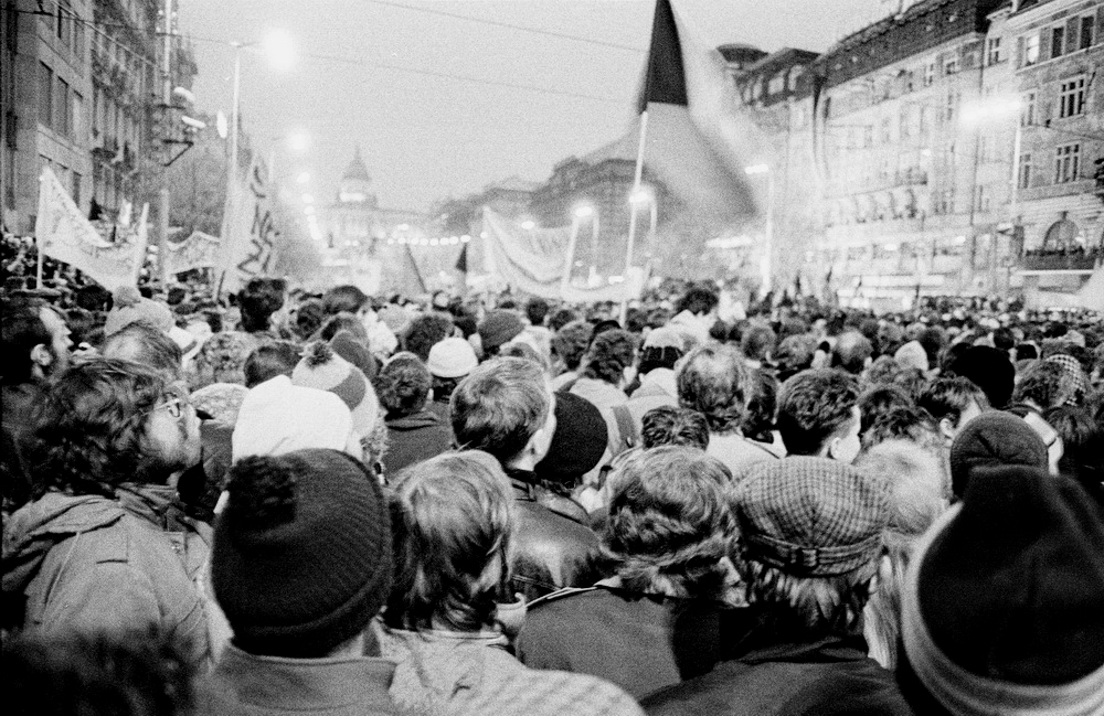 ビロード革命は、1989年にチェコスロバキアにおける41年間の権威主義的共産党支配を終結させた。