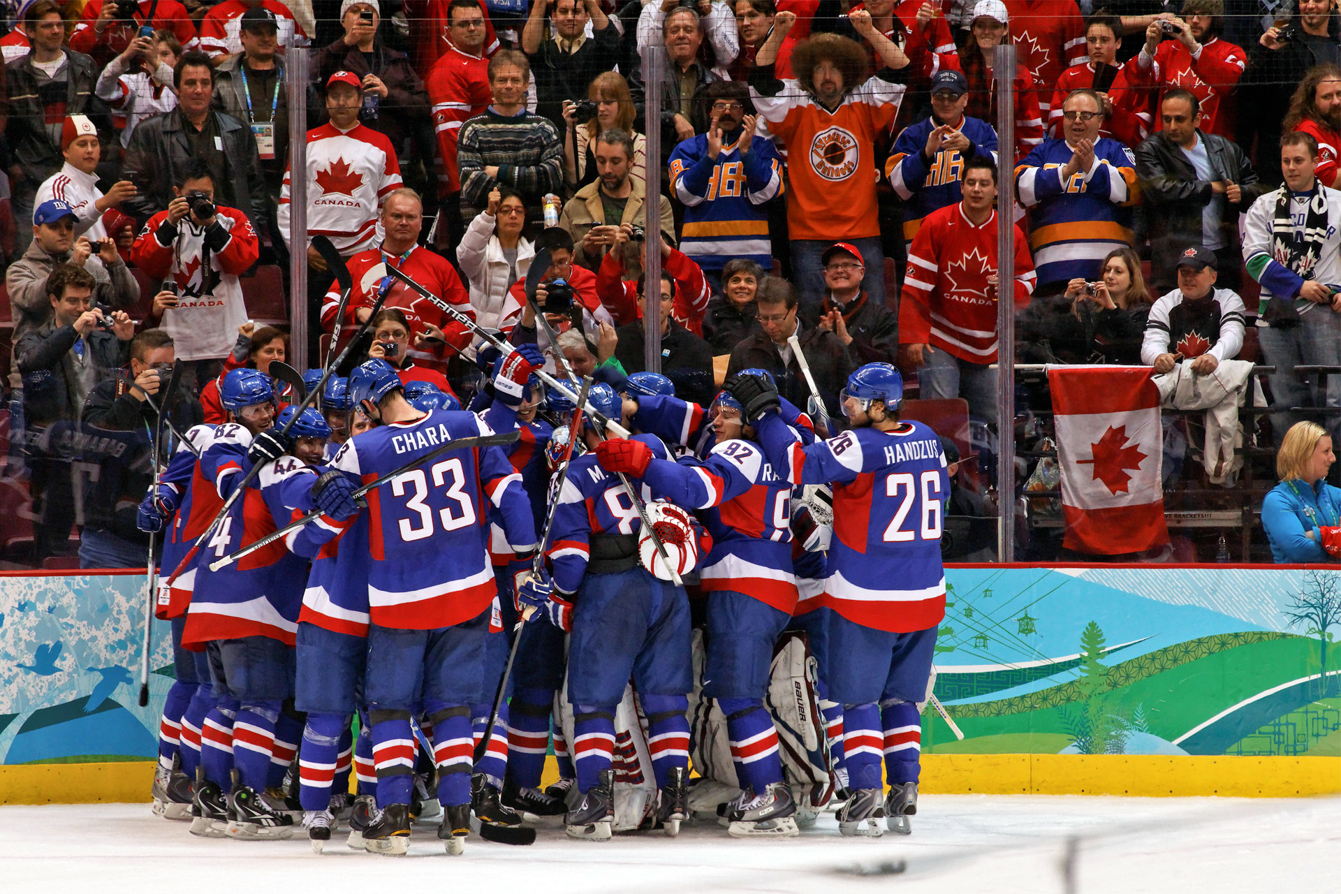 2010年バンクーバーオリンピックでスウェーデンに勝利し、祝うスロバキア代表アイスホッケーチーム。