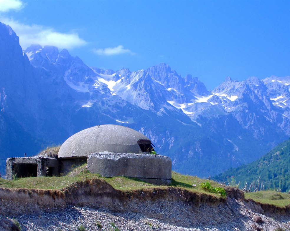 Bunker-bunker di Albania dibangun untuk mencegah potensi invasi eksternal. Pada tahun 1983, sekitar 173.371 bunker tersebar di seluruh wilayahnya