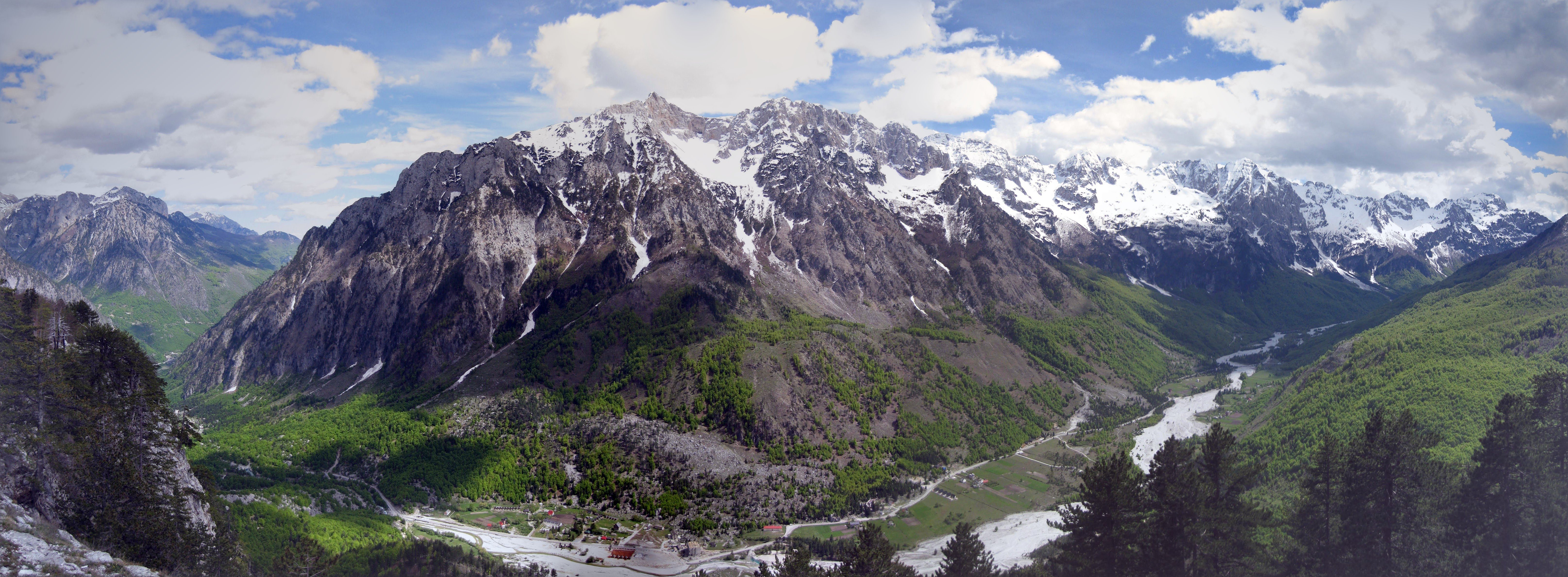 Pegunungan Alpen Albania adalah perpanjangan dan sekaligus bagian tertinggi dari Pegunungan Alpen Dinarik.