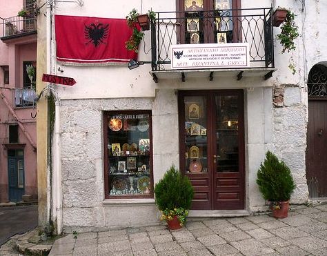 Dibantu oleh pemerintah Kosovo dan Albania, aplikasi resmi untuk memasukkan orang Arbëreshë ke dalam daftar Warisan Budaya Takbenda UNESCO sedang disiapkan.