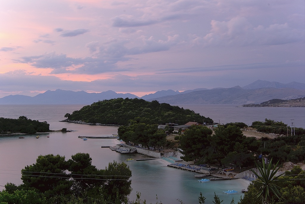 Pulau-pulau kecil Ksamil, di selatan Pantai Laut Ionia Albania