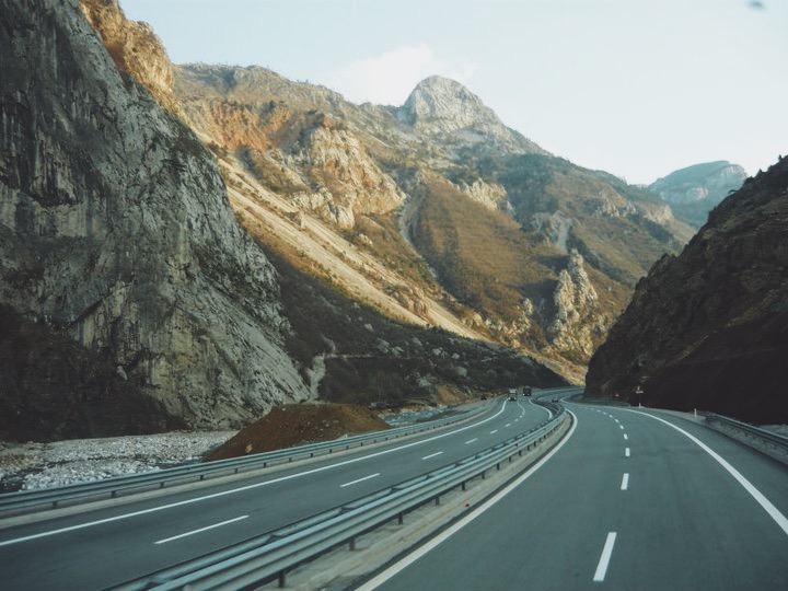 Rruga e Kombit menghubungkan Laut Adriatik melintasi Dataran Rendah Barat dengan Pegunungan Alpen Albania.