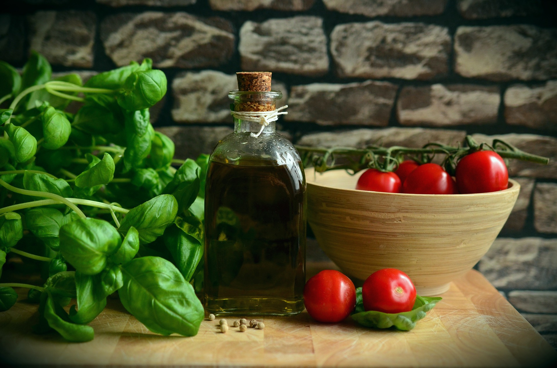 Masakan Albania dari Mediterania, yang ditandai dengan penggunaan buah-buahan, sayuran, dan minyak zaitun, berkontribusi pada nutrisi yang baik bagi populasi negara tersebut