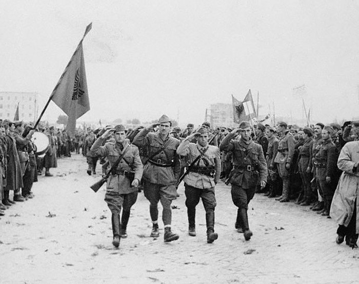 Pawai partisan Albania di Tirana pada 20 November 1944.