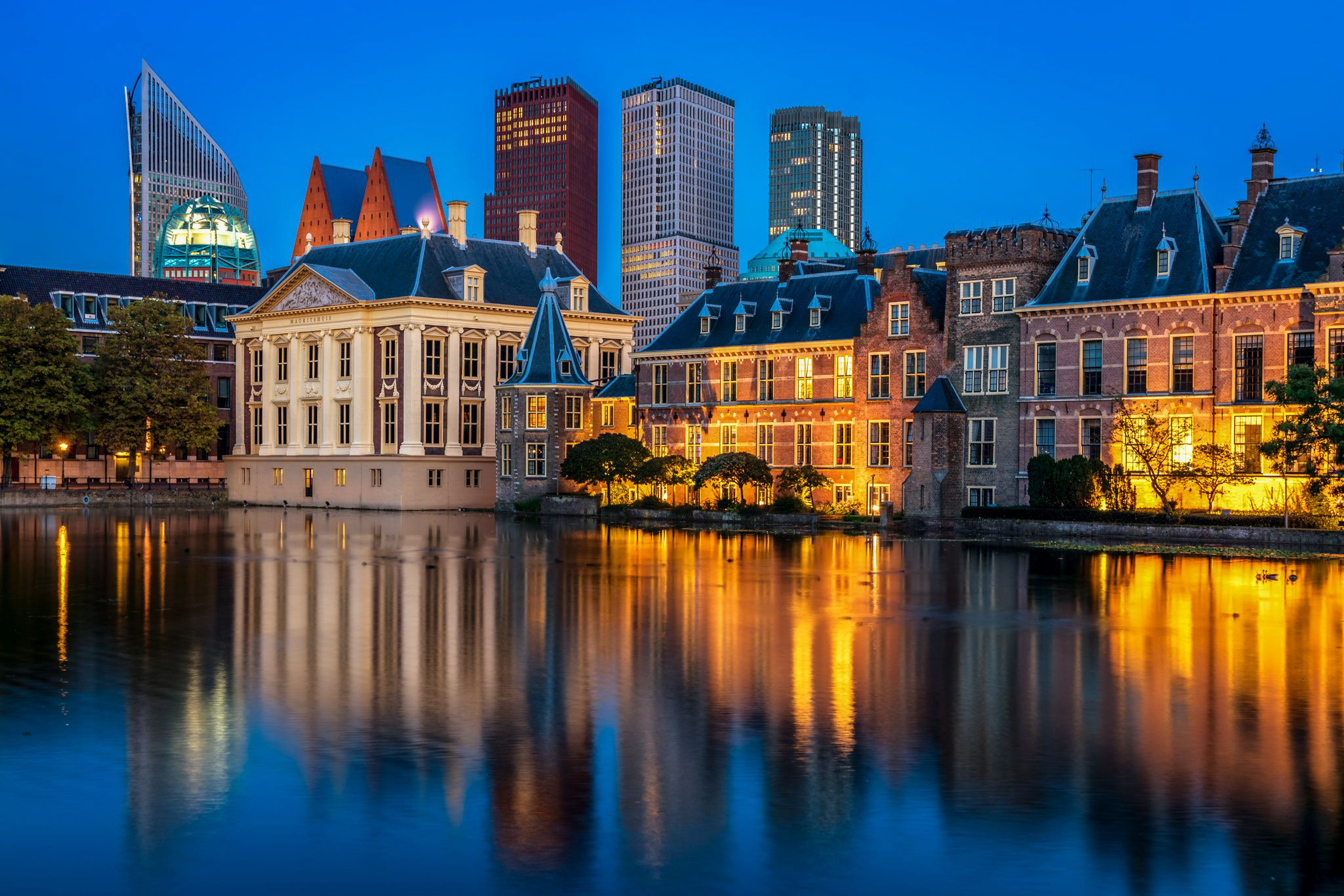 Binnenhof, tempat majelis rendah dan majelis tinggi States General bertemu