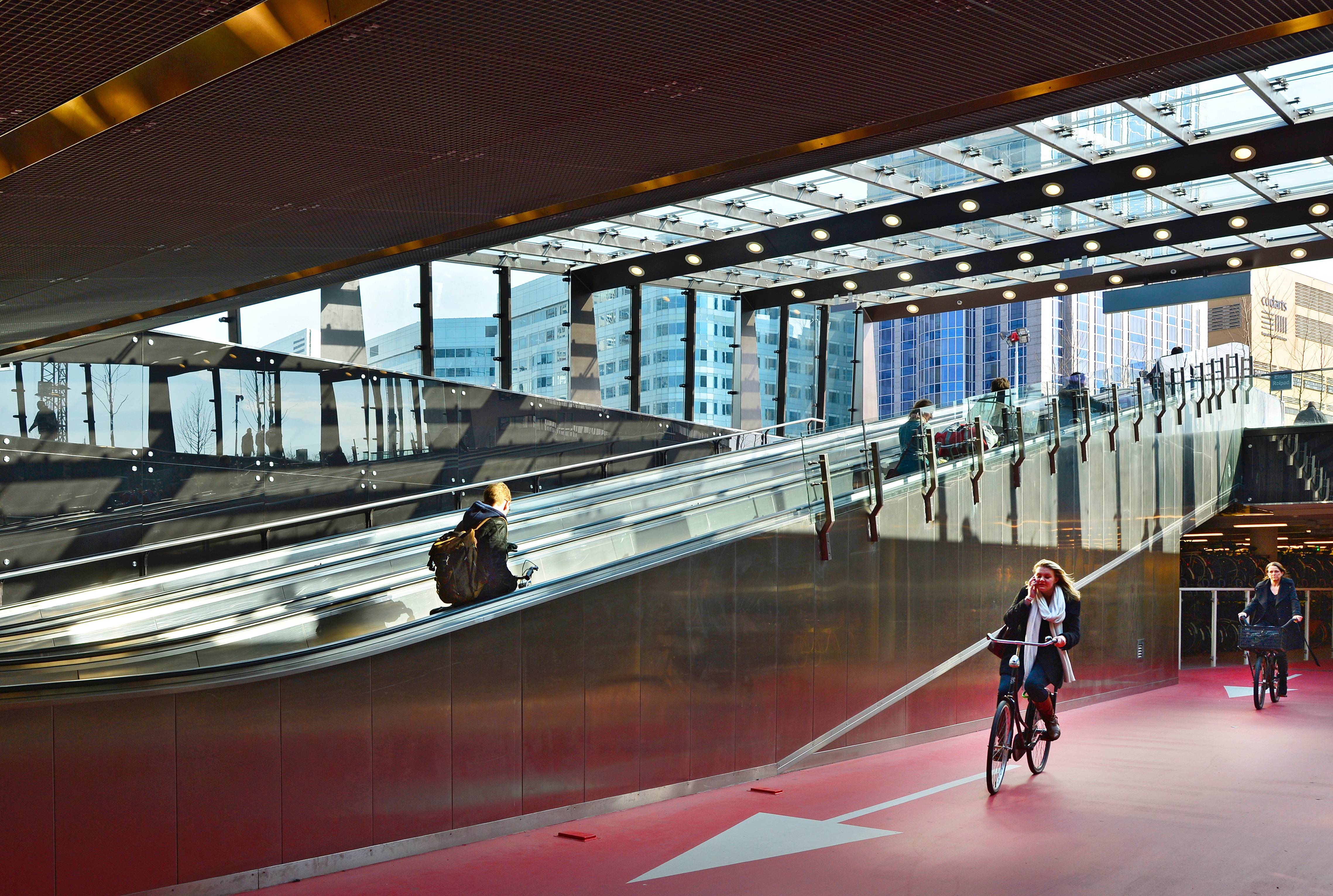 Jalur sepeda di stasiun Rotterdam Centraal