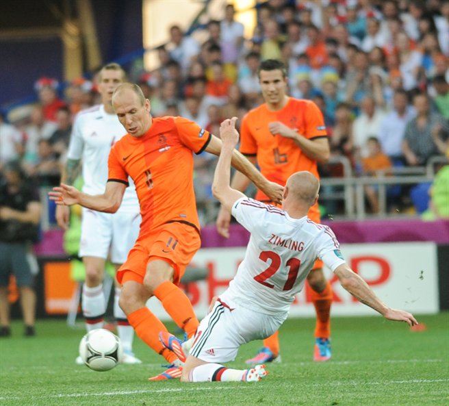 Pemain bintang sepak bola Belanda Arjen Robben dan Robin van Persie saat pertandingan Belanda melawan Denmark di Euro 2012