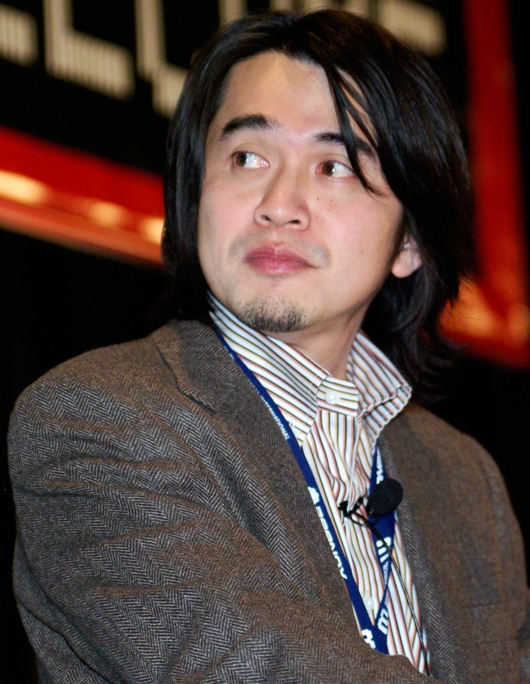 코트와 줄무늬 셔츠를 입은 긴 머리 남성
