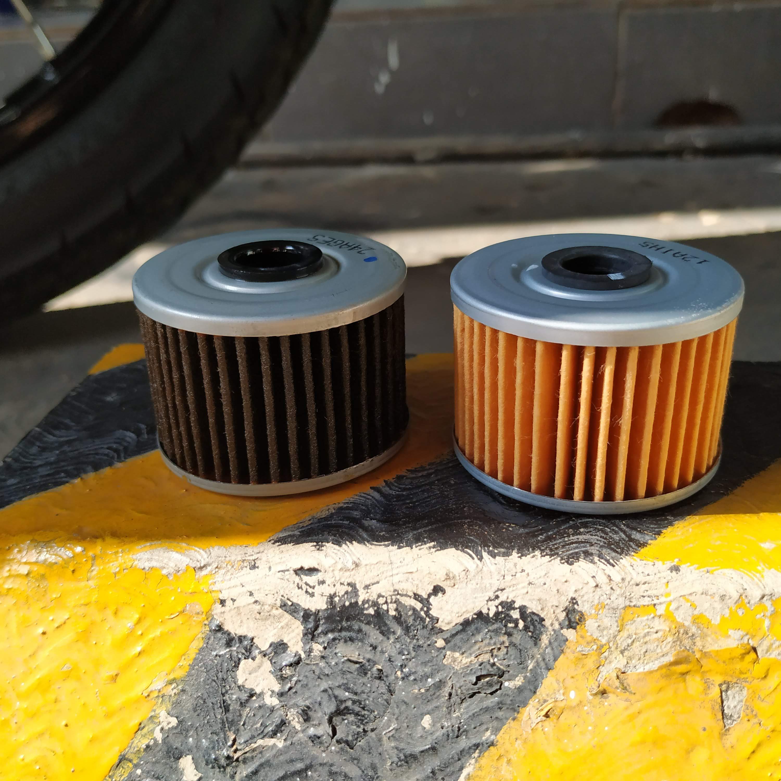 Kawasaki W175의 오토바이 오일 필터. 오래된 것(왼쪽)과 새로운 것(오른쪽).