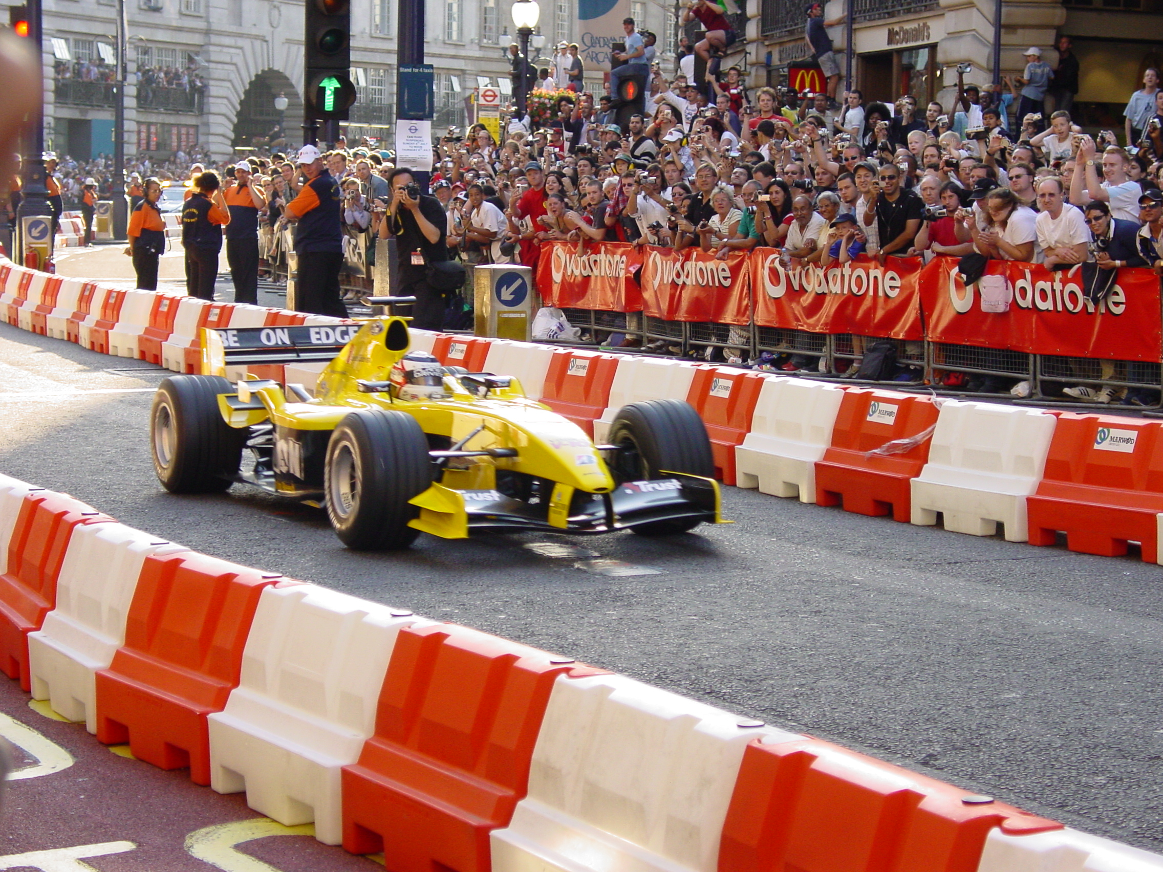 Nigel Mansell menunjukkan Jordan EJ14 di London, 2004
