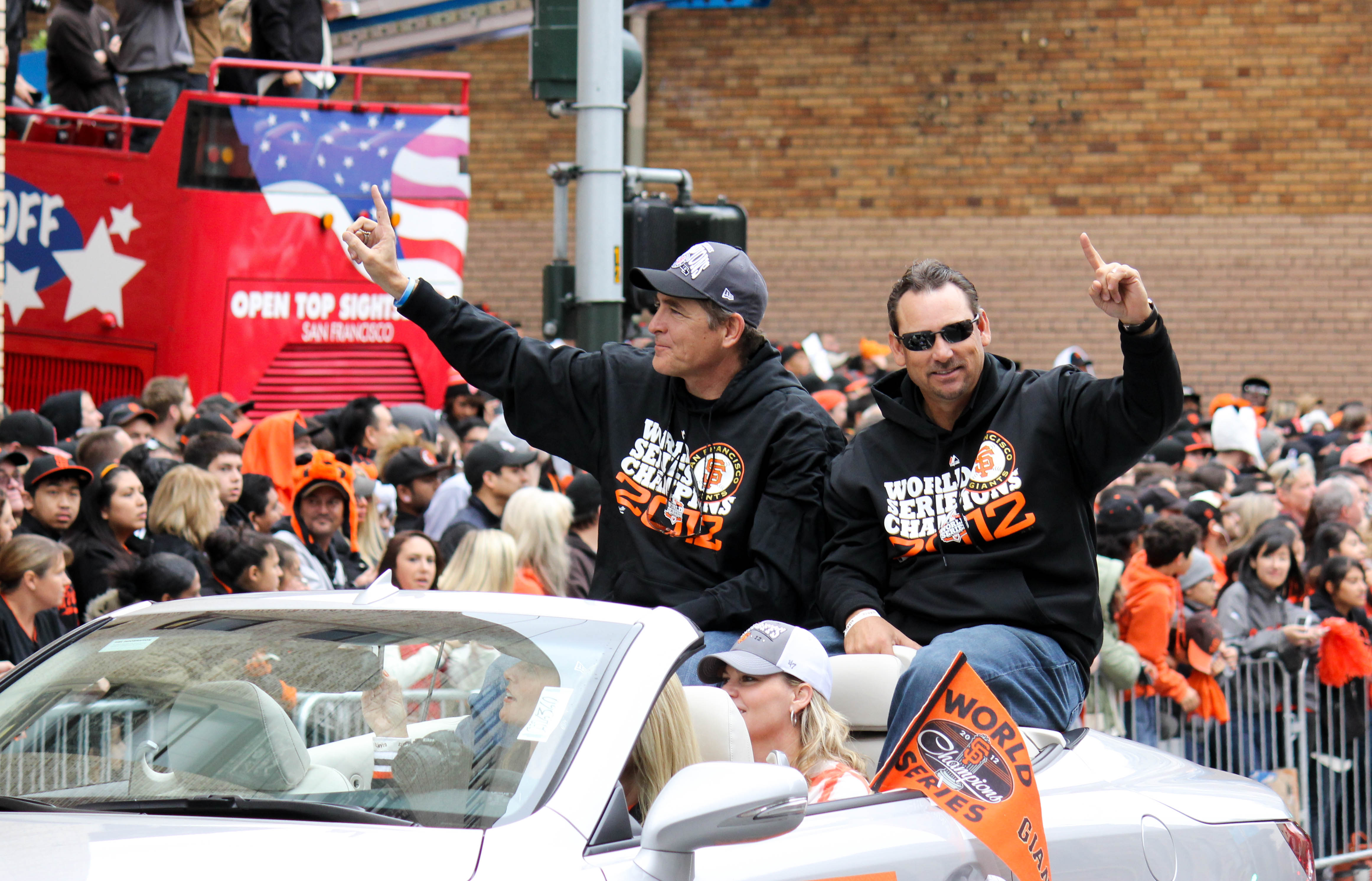 Righetti và Mark Gardner trong lễ diễu hành World Series 2012