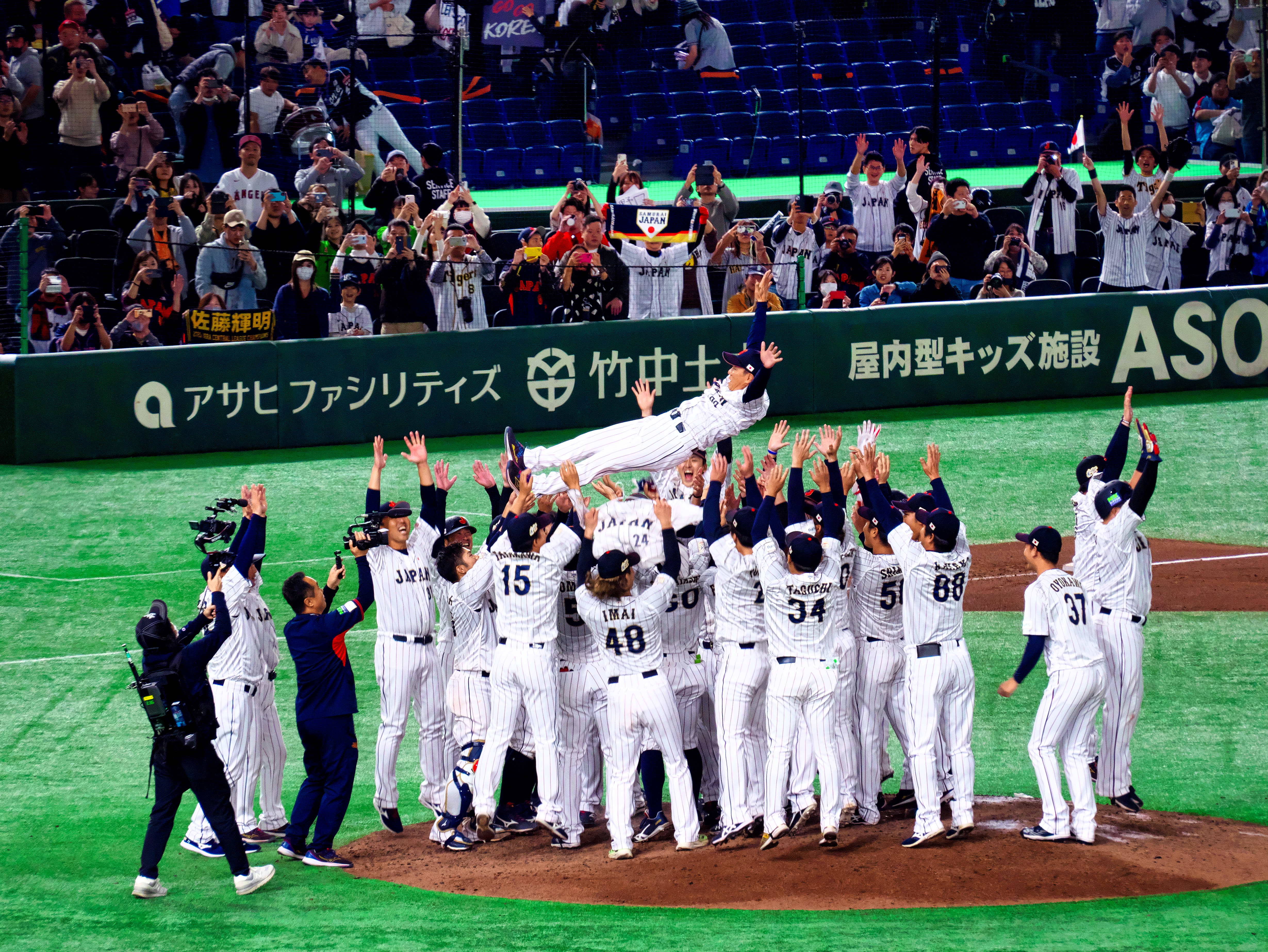 第2回アジアプロ野球チャンピオンシップで優勝し胴上げされる井端(2023年11月19日)