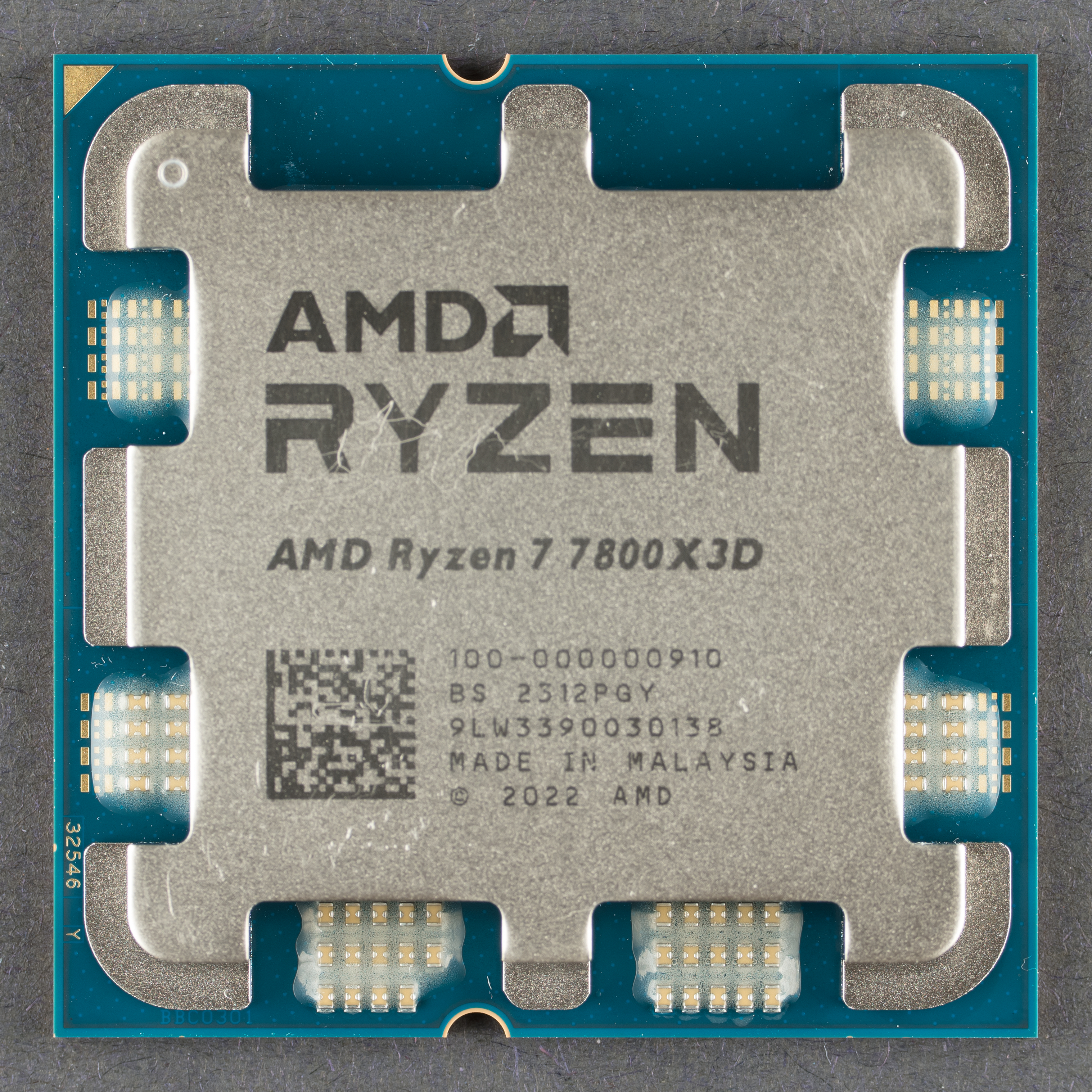 Ryzen 7 7800X3D CPU 전면, 정보가 인쇄된 방열판 표시