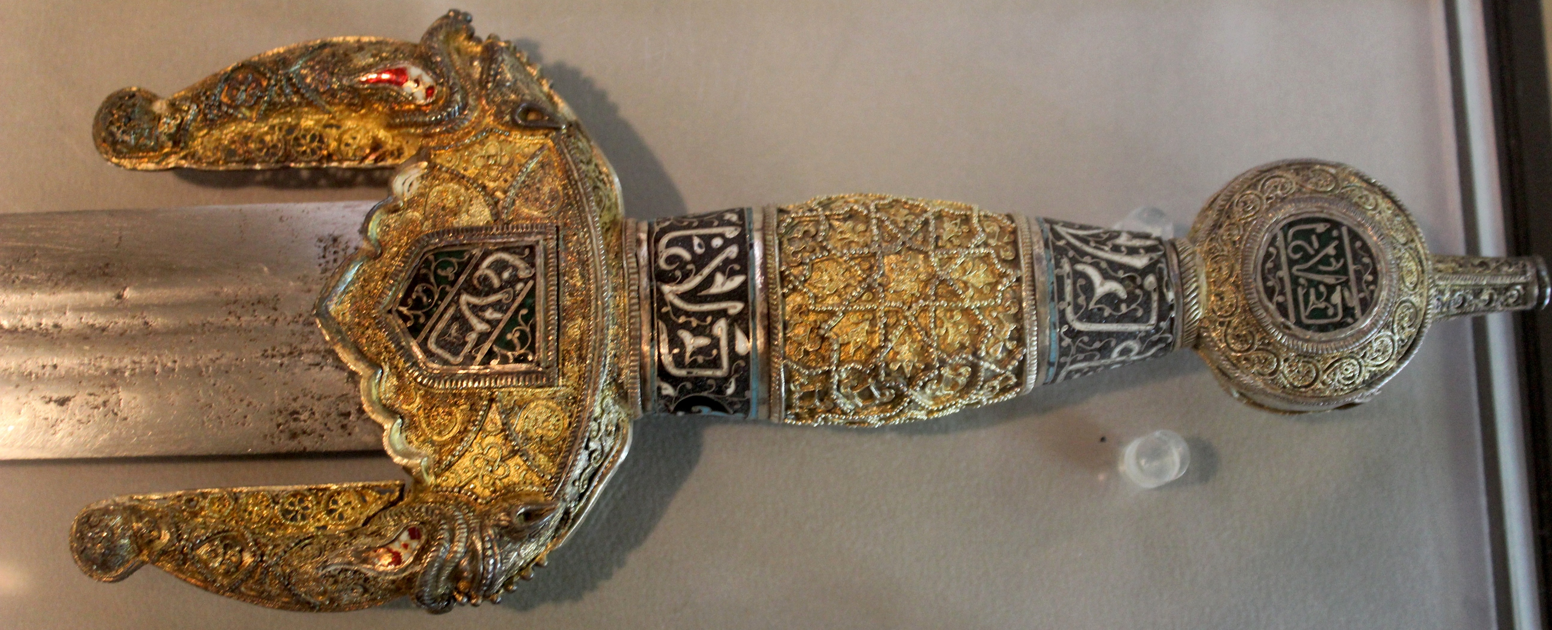 15세기 나스르 칼리프 시대의 <i>히네타</i>식 칼