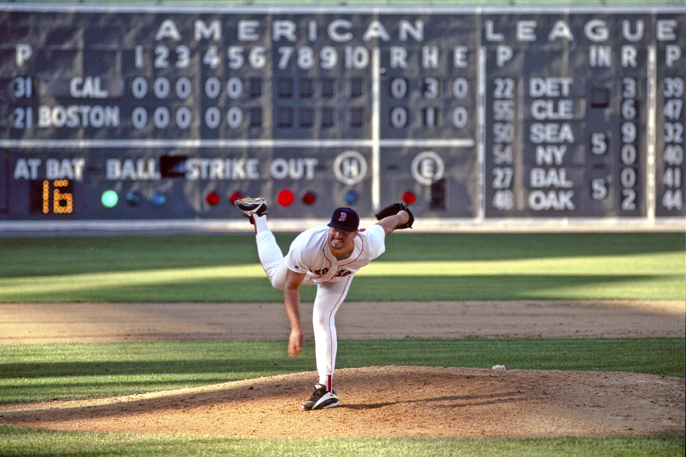 Clemens melakukan pitching di Fenway Park, 1996.