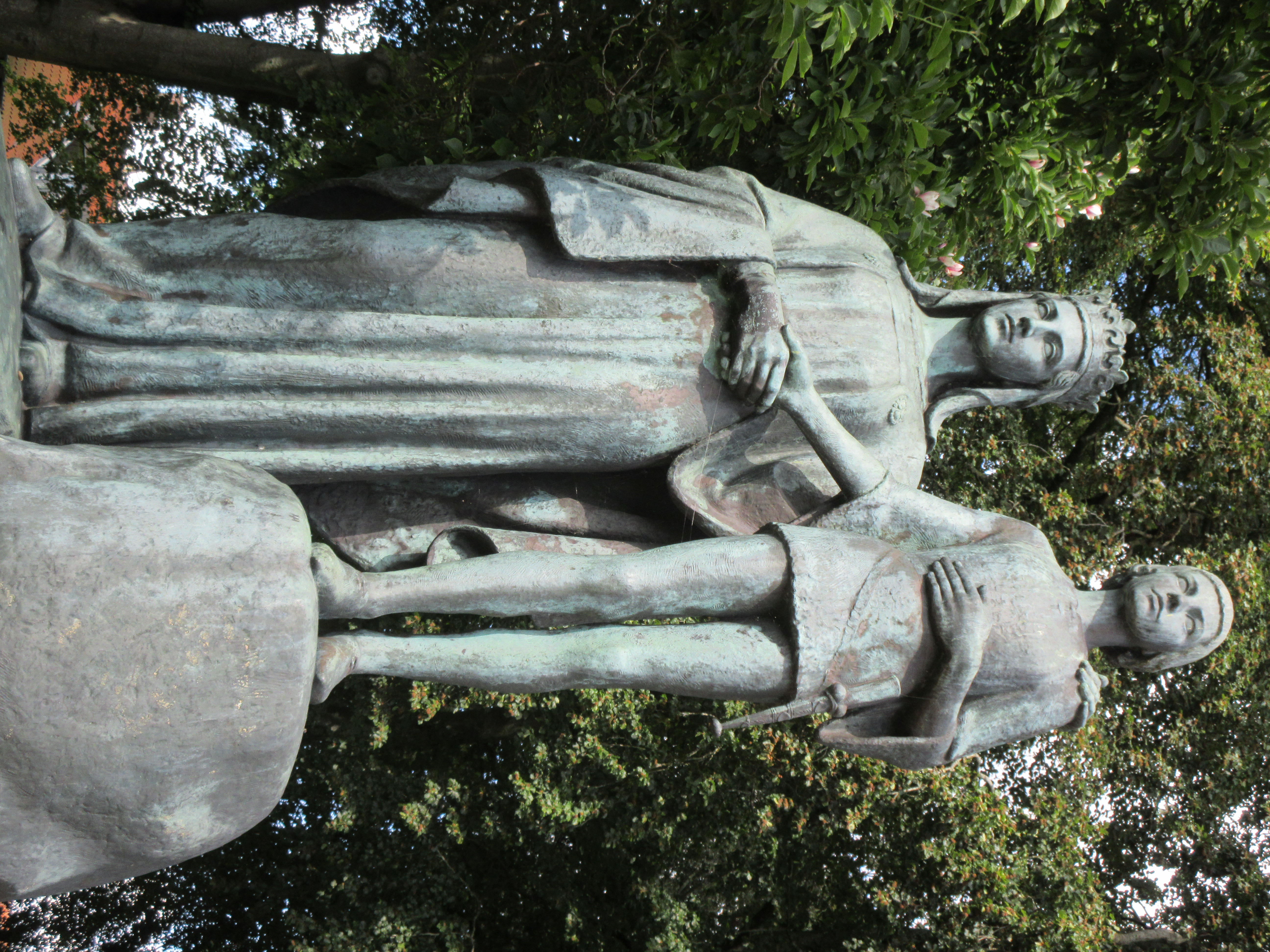 바이보르그의 마르그레테 1세와 에리크의 동상