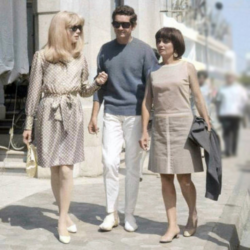 左からカトリーヌ・ドヌーヴ、ジャック・ドゥミ、アニエス・ヴァルダ(1966年)