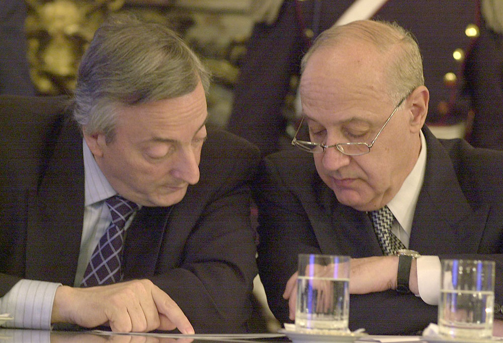 Kirchner and a bespectacled Roberto Lavagna poring over a paper