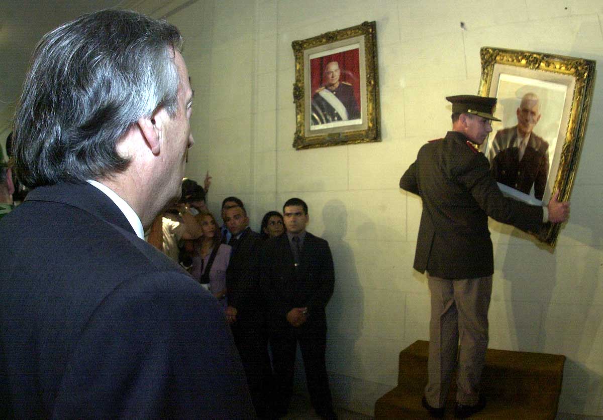 Kirchner overseeing the removal of pictures