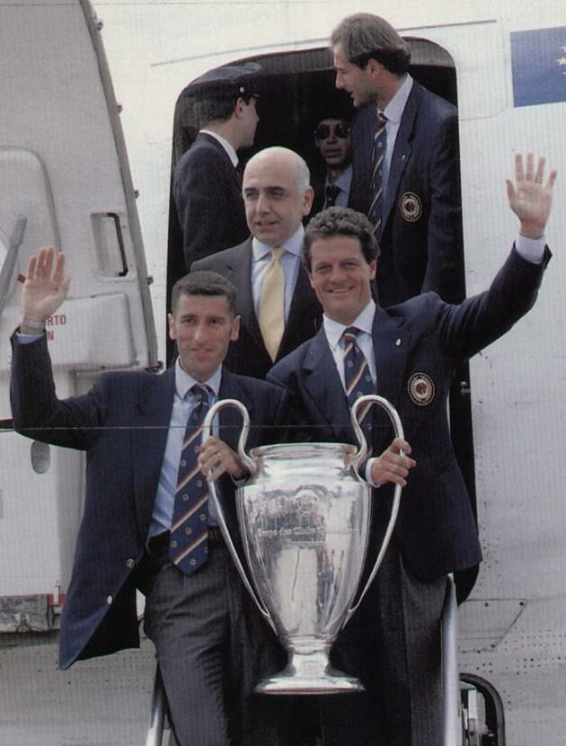 Tassotti (kiri) memegang trofi Liga Champions UEFA bersama manajer Fabio Capello, setelah kemenangan Milan di Liga Champions UEFA 1993-94.