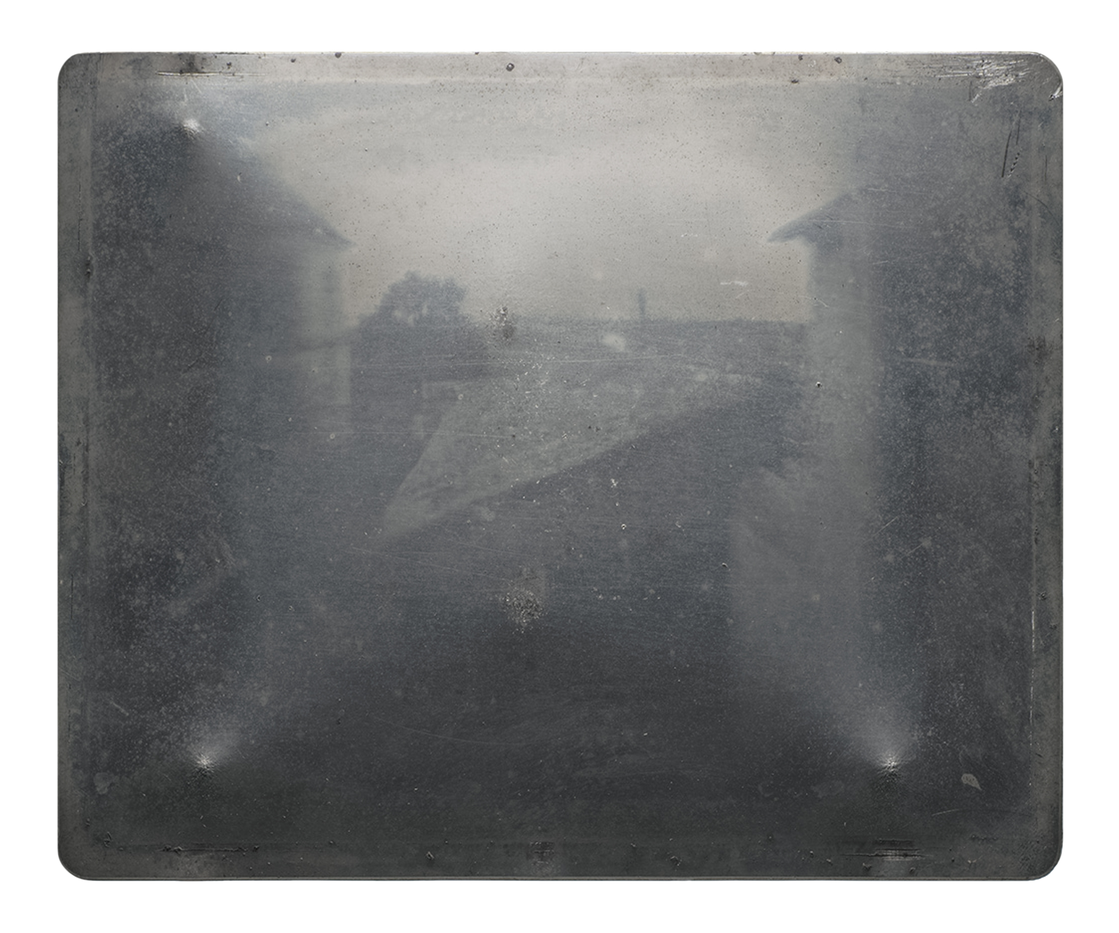 Gambar fotografi tertua yang disimpan (Heliografi pada pelat timah), diambil antara tahun 1822 dan 1827 oleh Joseph Nicéphore Niépce, di Le Gras, Prancis.
