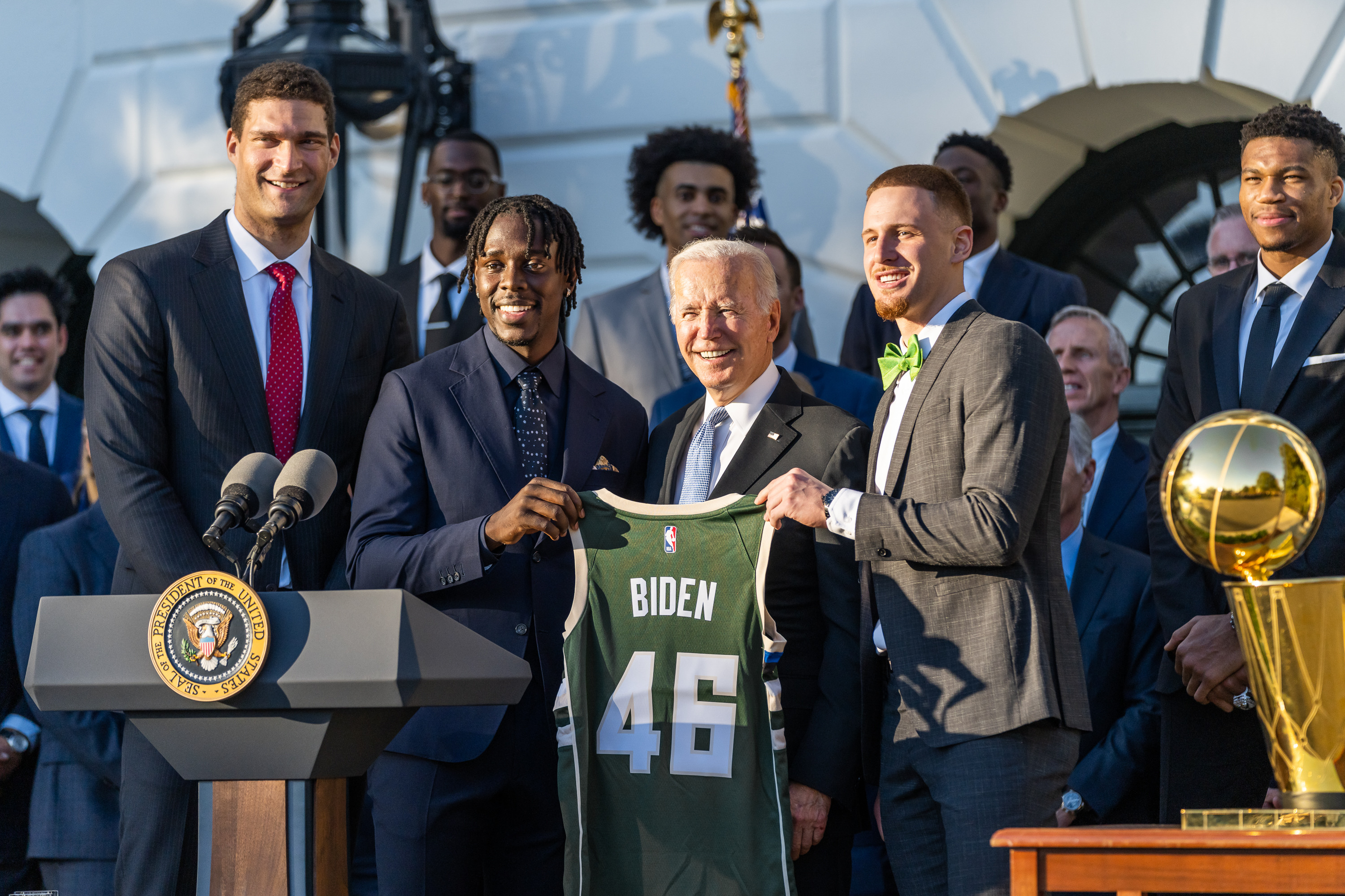Holiday dan Milwaukee Bucks bersama Presiden Joe Biden di Gedung Putih setelah kemenangan Kejuaraan NBA 2021 mereka