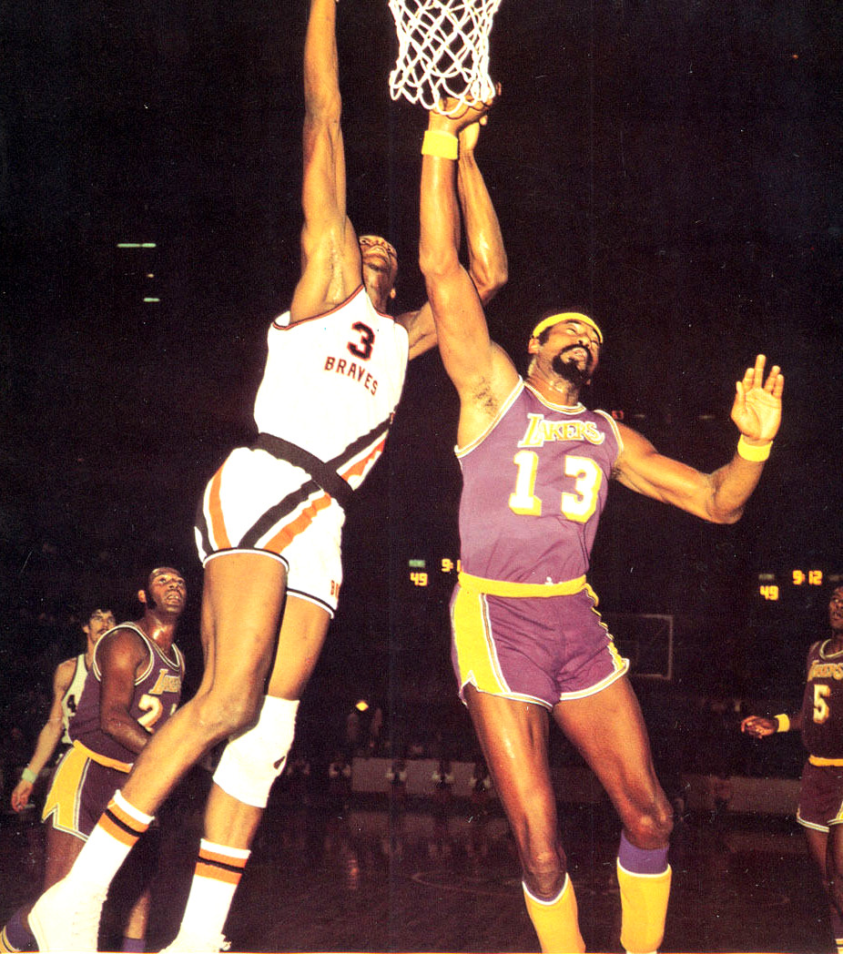 Elmore Smith (kiri) bersama Wilt Chamberlain pada tahun 1971.