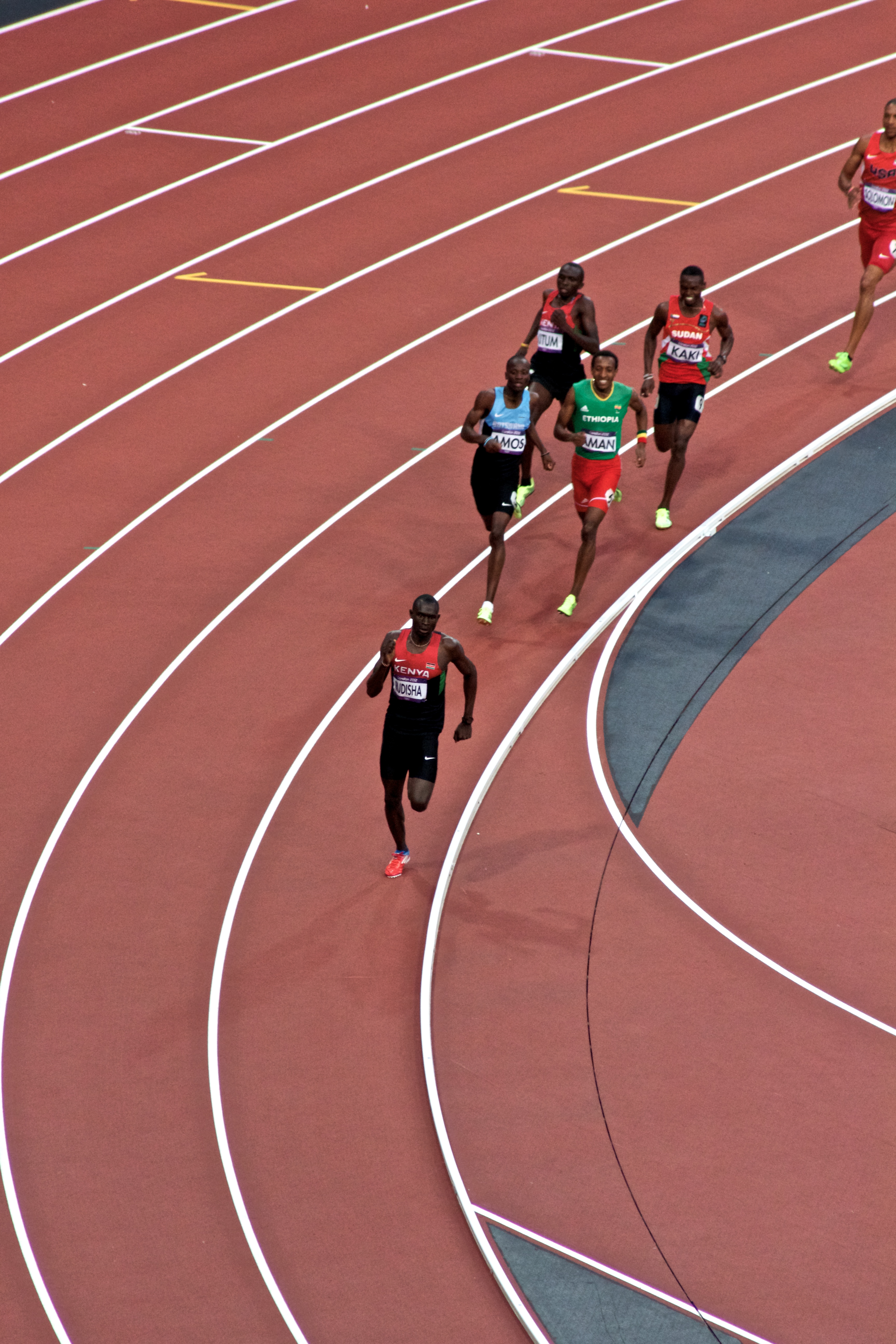 데이비드 루디샤가 2012년 런던 올림픽 800m 결승에서 세계 기록을 세우며 달리는 모습